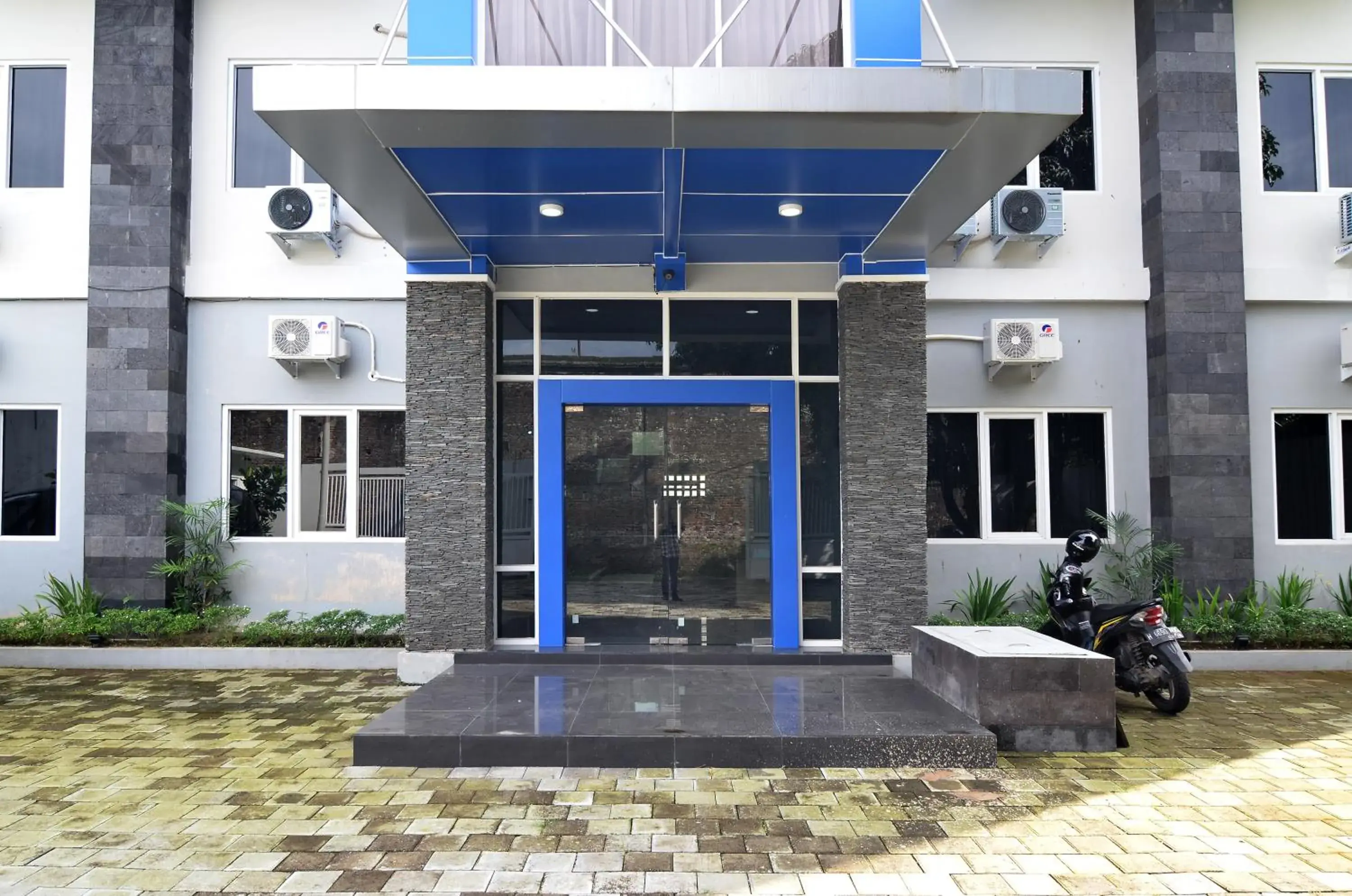 Facade/entrance in RedDoorz near Museum Keraton Surakarta Facade/entrance in RedDoorz near Museum Keraton Surakarta