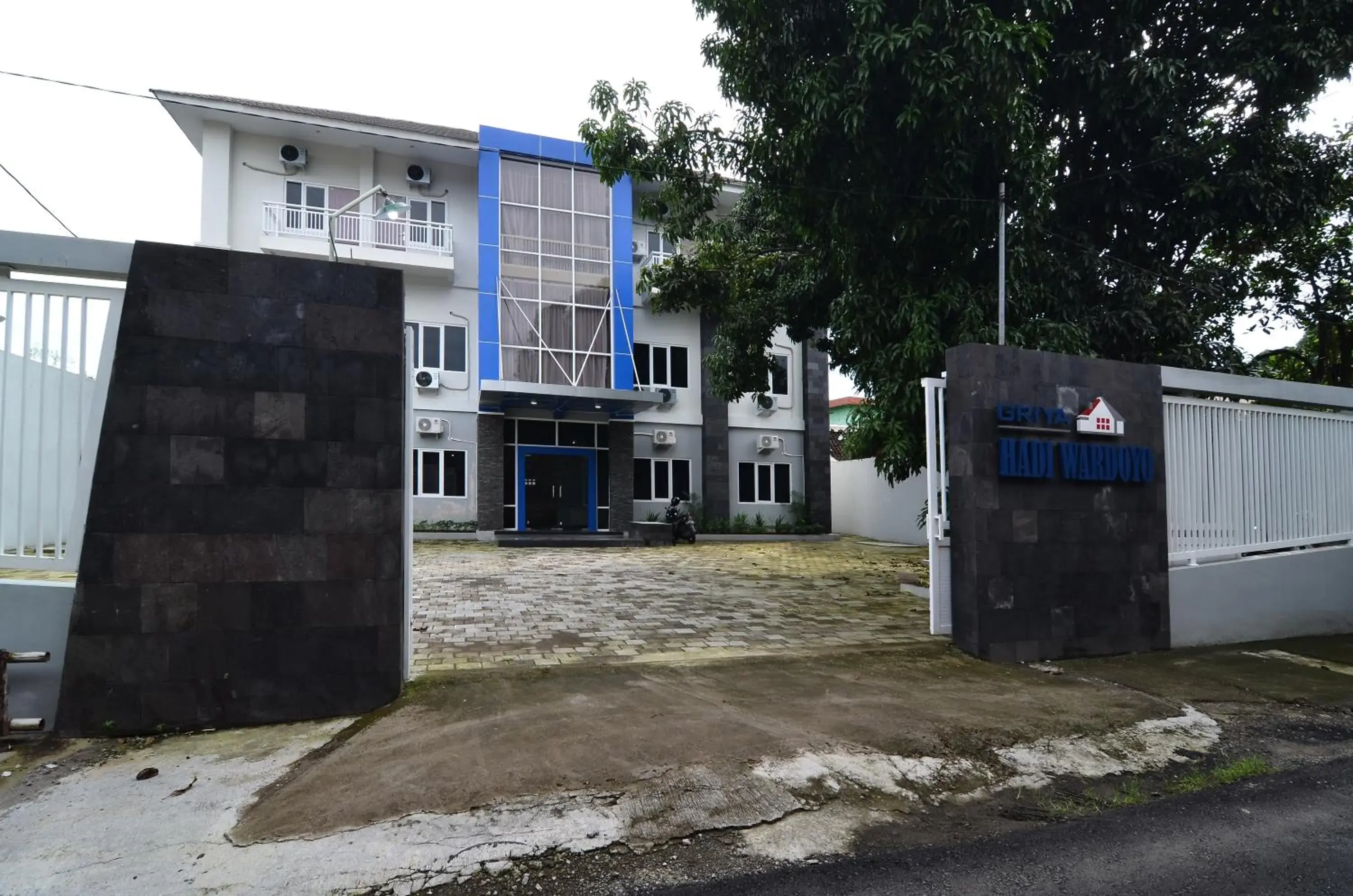 Facade/entrance in RedDoorz near Museum Keraton Surakarta Facade/entrance in RedDoorz near Museum Keraton Surakarta