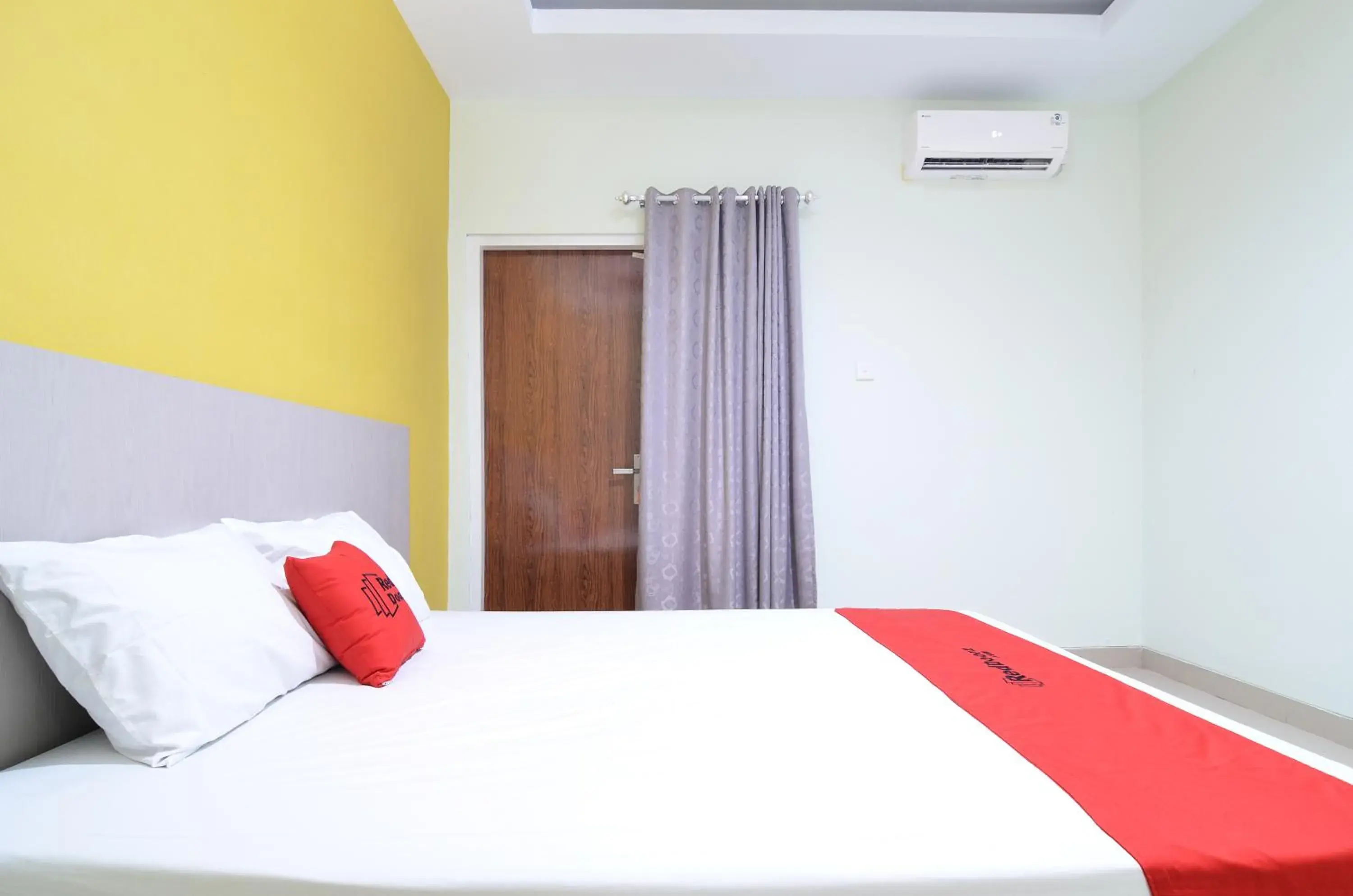 Bedroom, Bed in RedDoorz near Museum Keraton Surakarta Bedroom, Bed in RedDoorz near Museum Keraton Surakarta