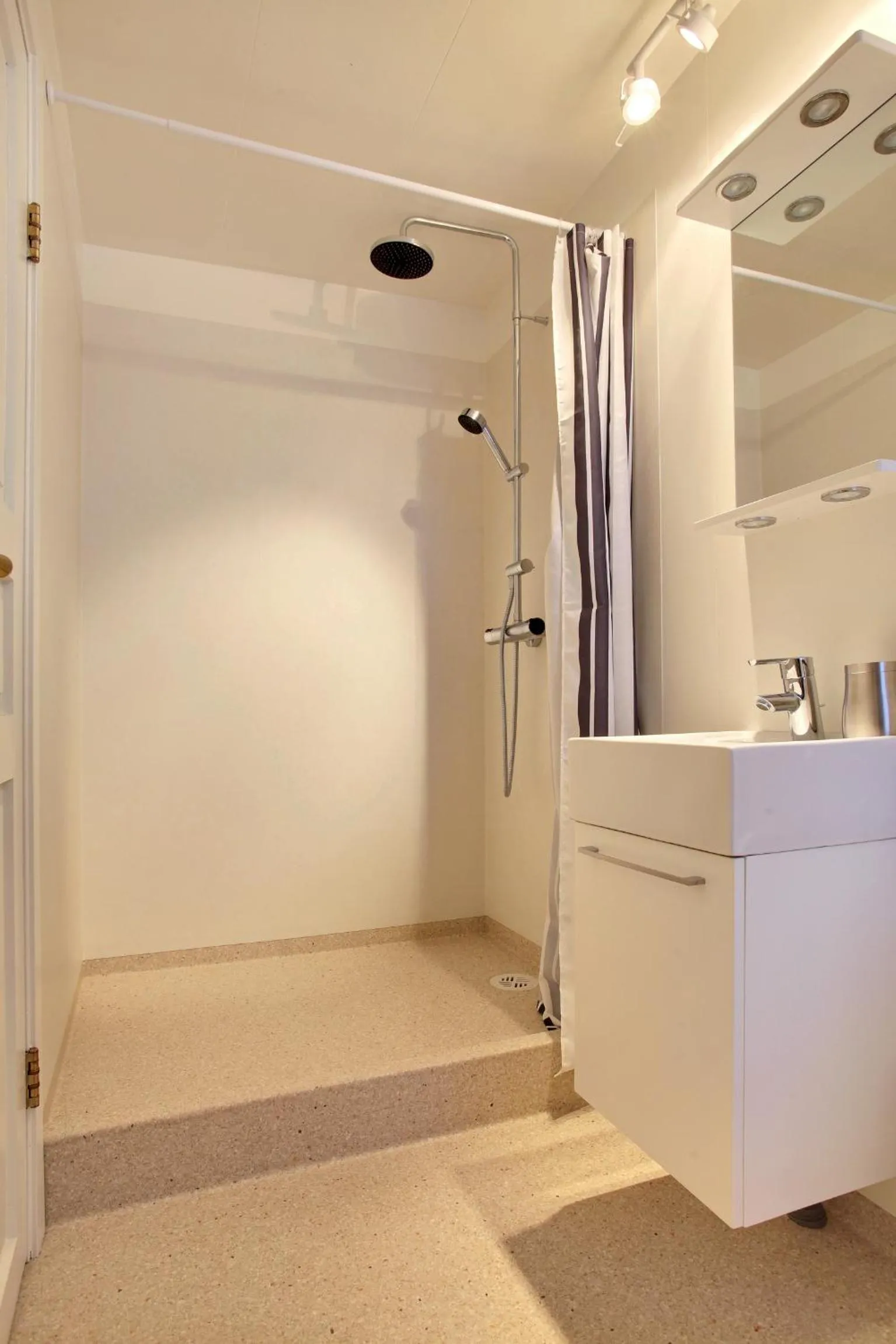 Shower in Alfred's Apartments