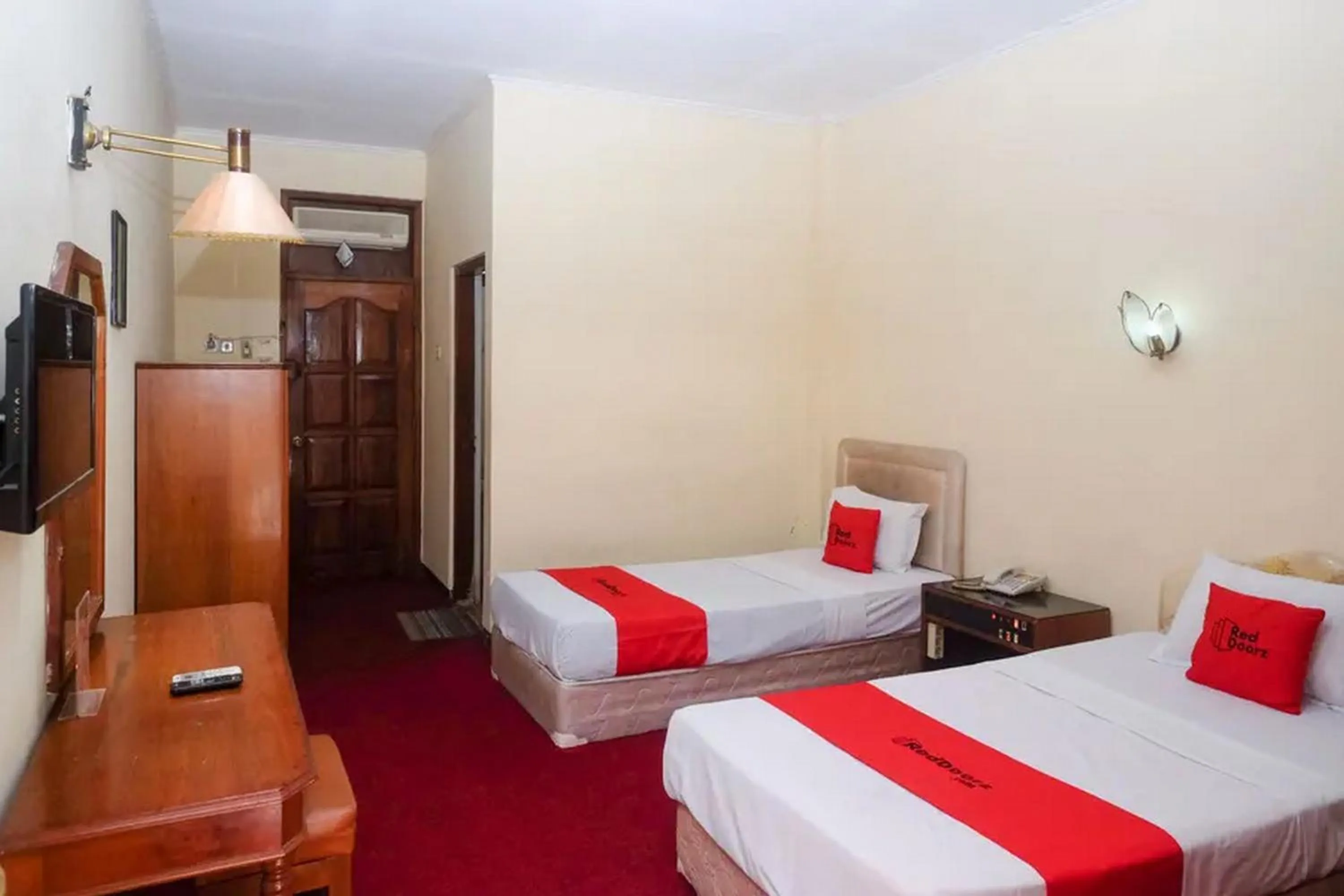 Bed in RedDoorz Plus @ Laweyan