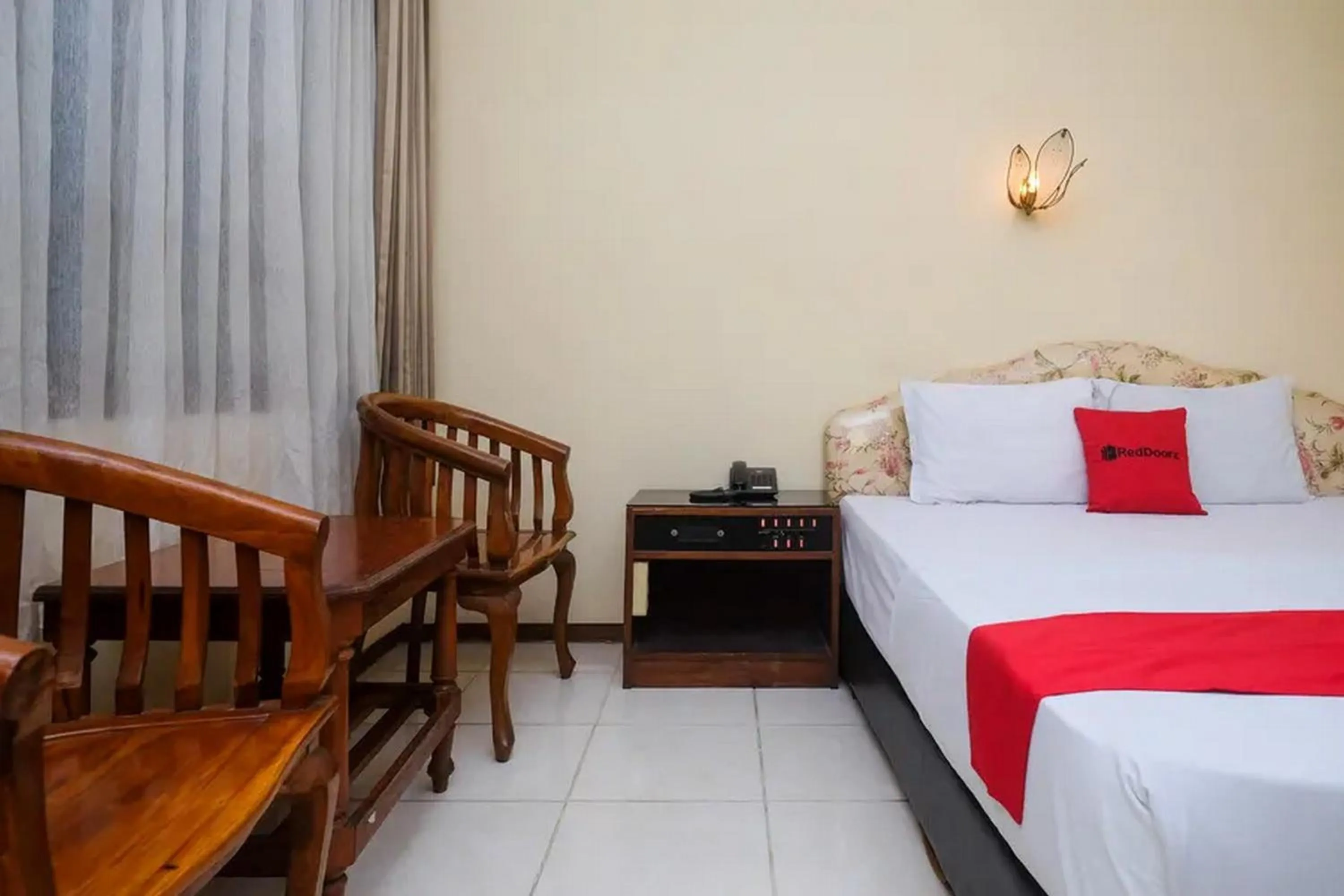 Bed in RedDoorz Plus @ Laweyan