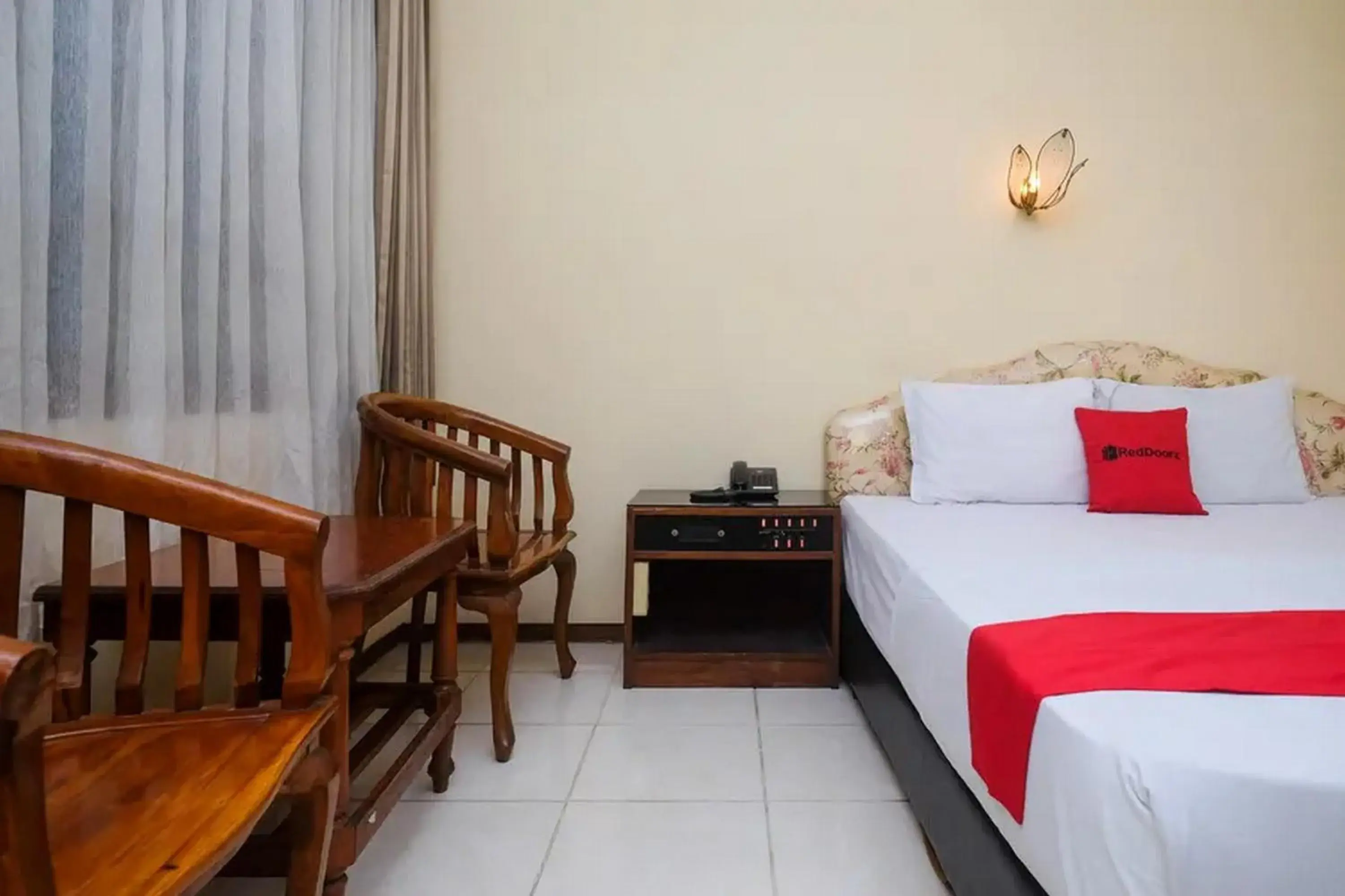 Bed in RedDoorz Plus @ Laweyan Bed in RedDoorz Plus @ Laweyan