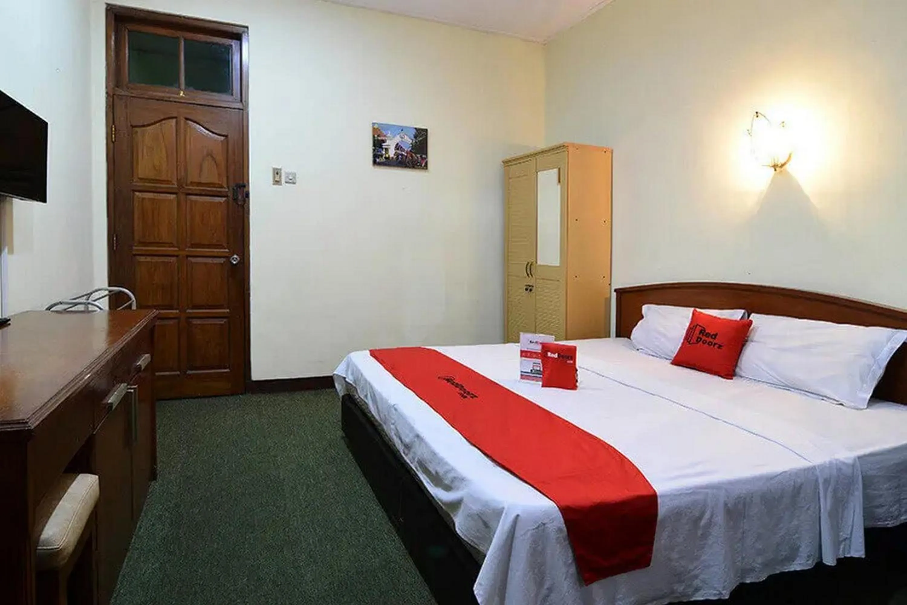 Bed in RedDoorz Plus @ Laweyan