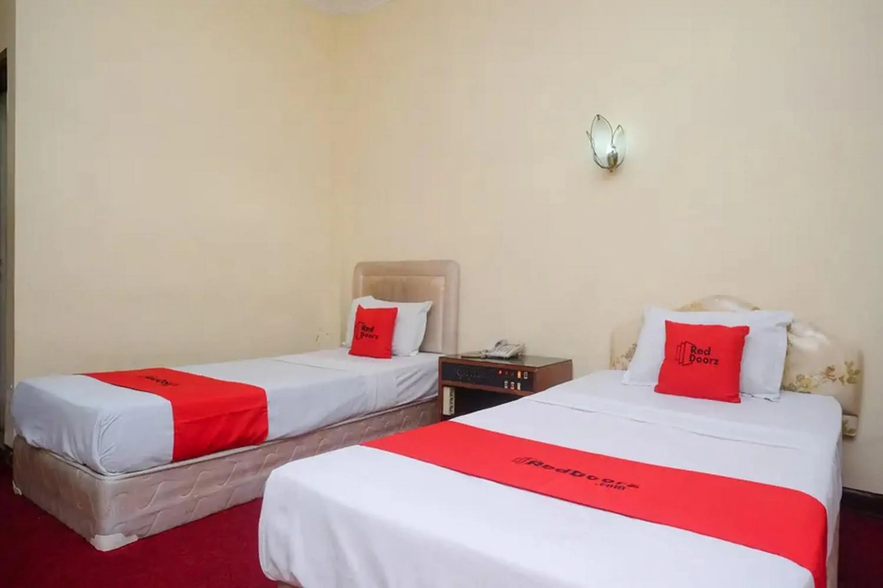 Standard Twin Room in RedDoorz Plus @ Laweyan Standard Twin Room in RedDoorz Plus @ Laweyan