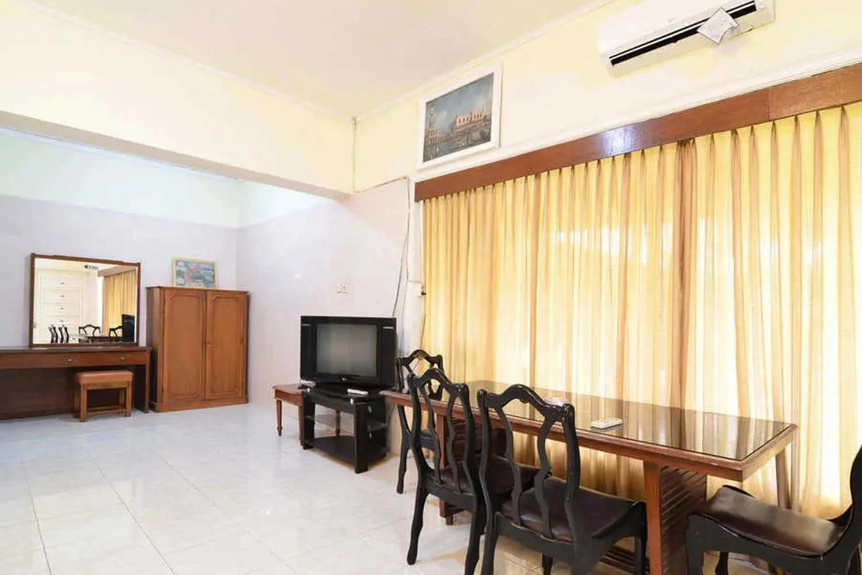 Seating area in RedDoorz Plus @ Laweyan