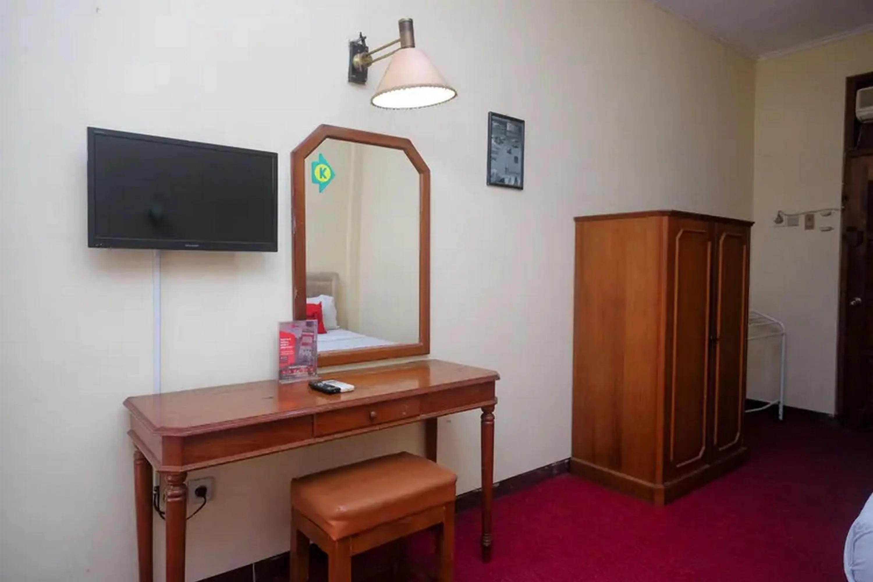 TV and multimedia in RedDoorz Plus @ Laweyan