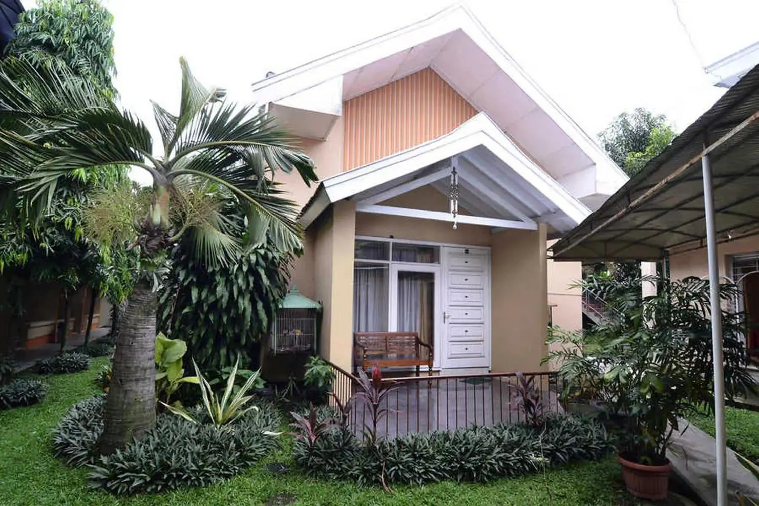 Property building in RedDoorz Plus @ Laweyan Property building in RedDoorz Plus @ Laweyan