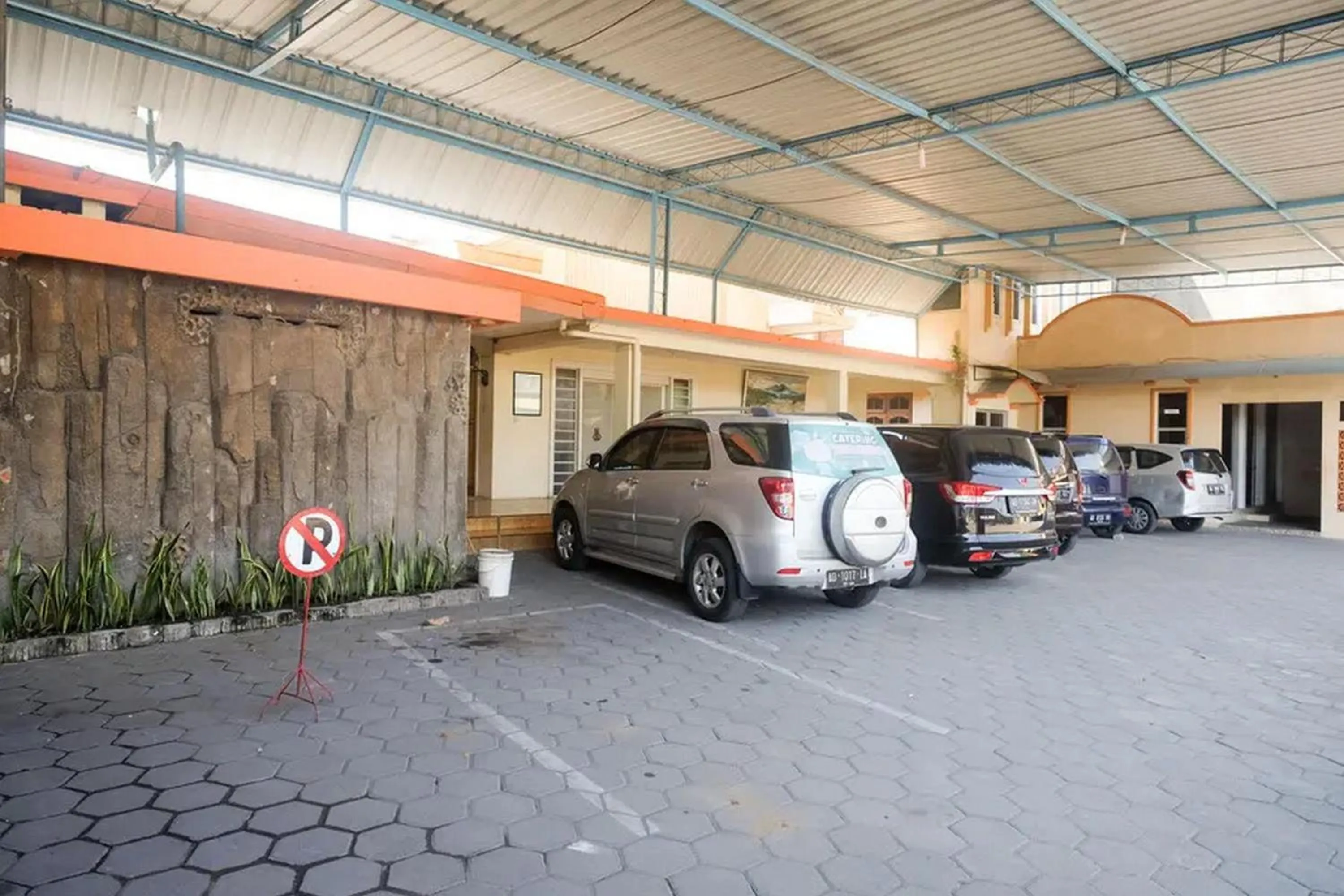 Parking in RedDoorz Plus @ Laweyan