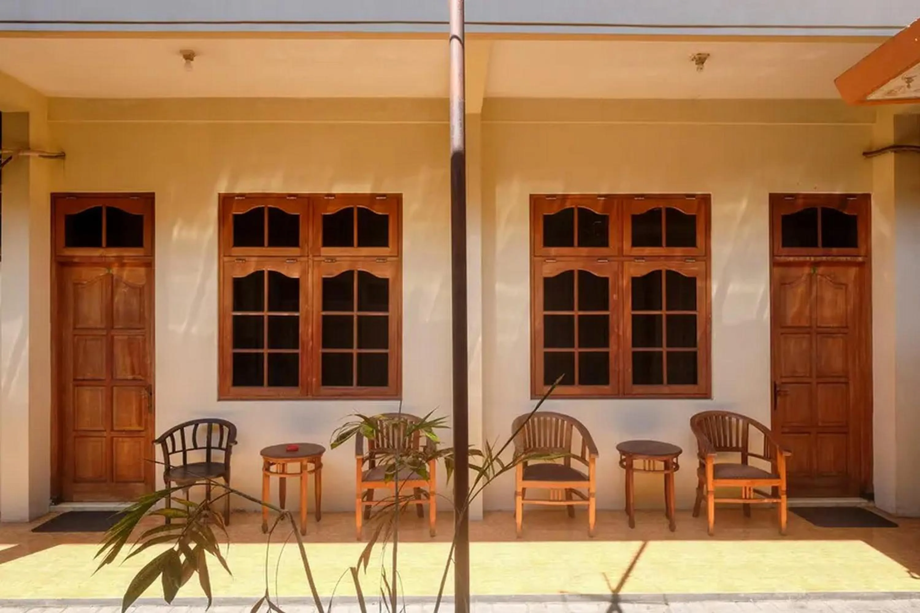 Seating area in RedDoorz Plus @ Laweyan