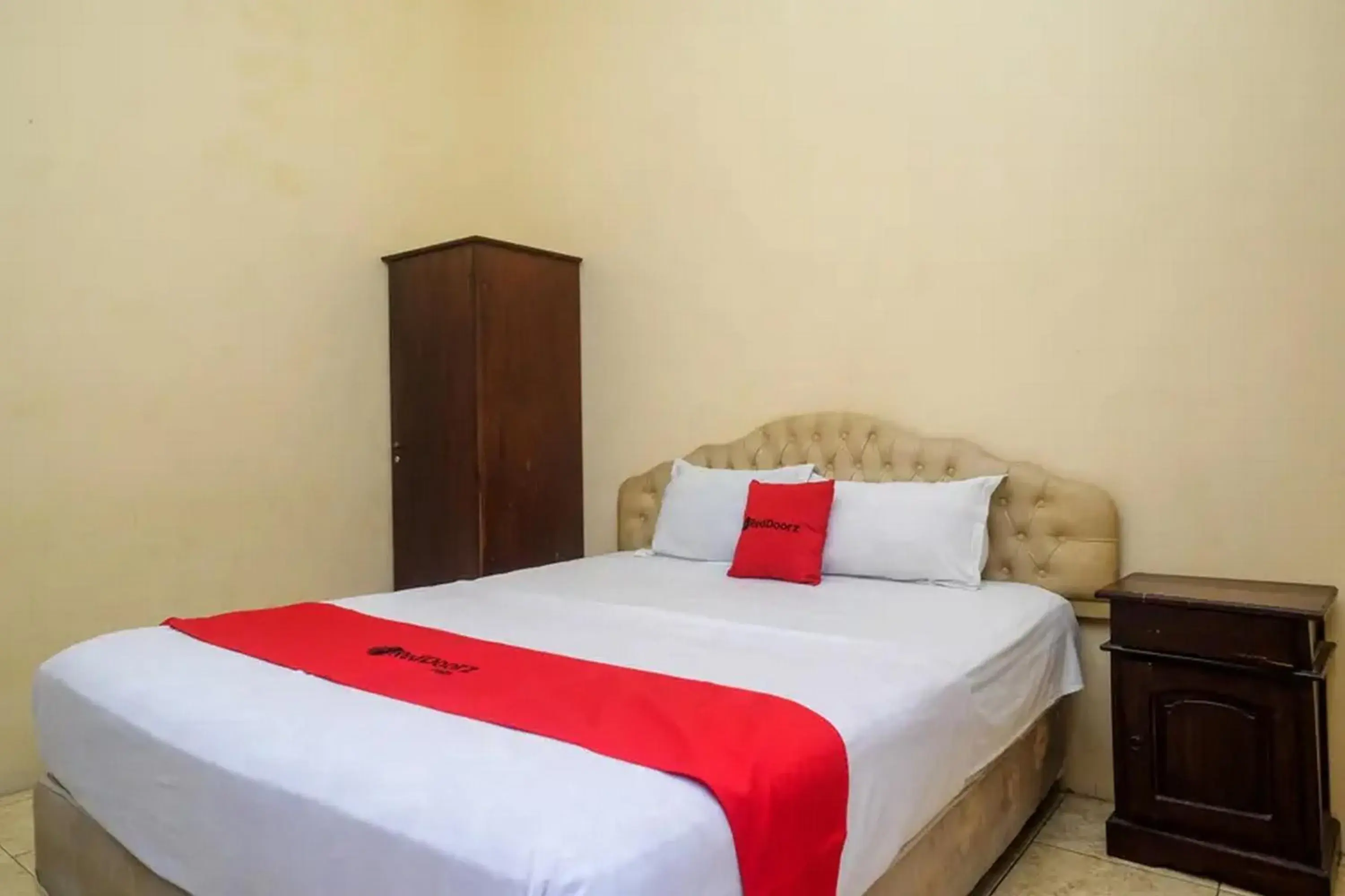 Bed in RedDoorz Plus @ Laweyan Bed in RedDoorz Plus @ Laweyan