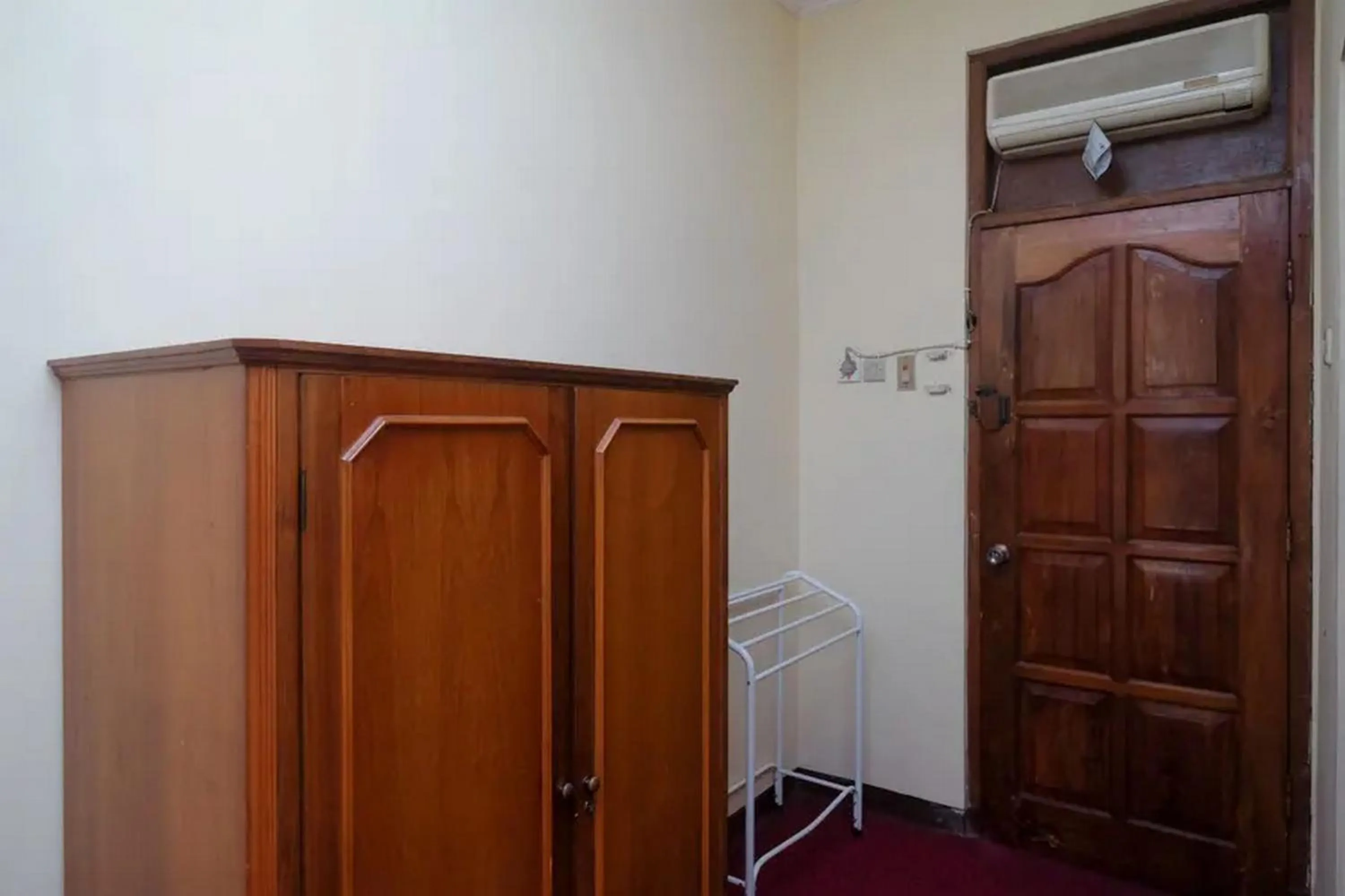 wardrobe in RedDoorz Plus @ Laweyan