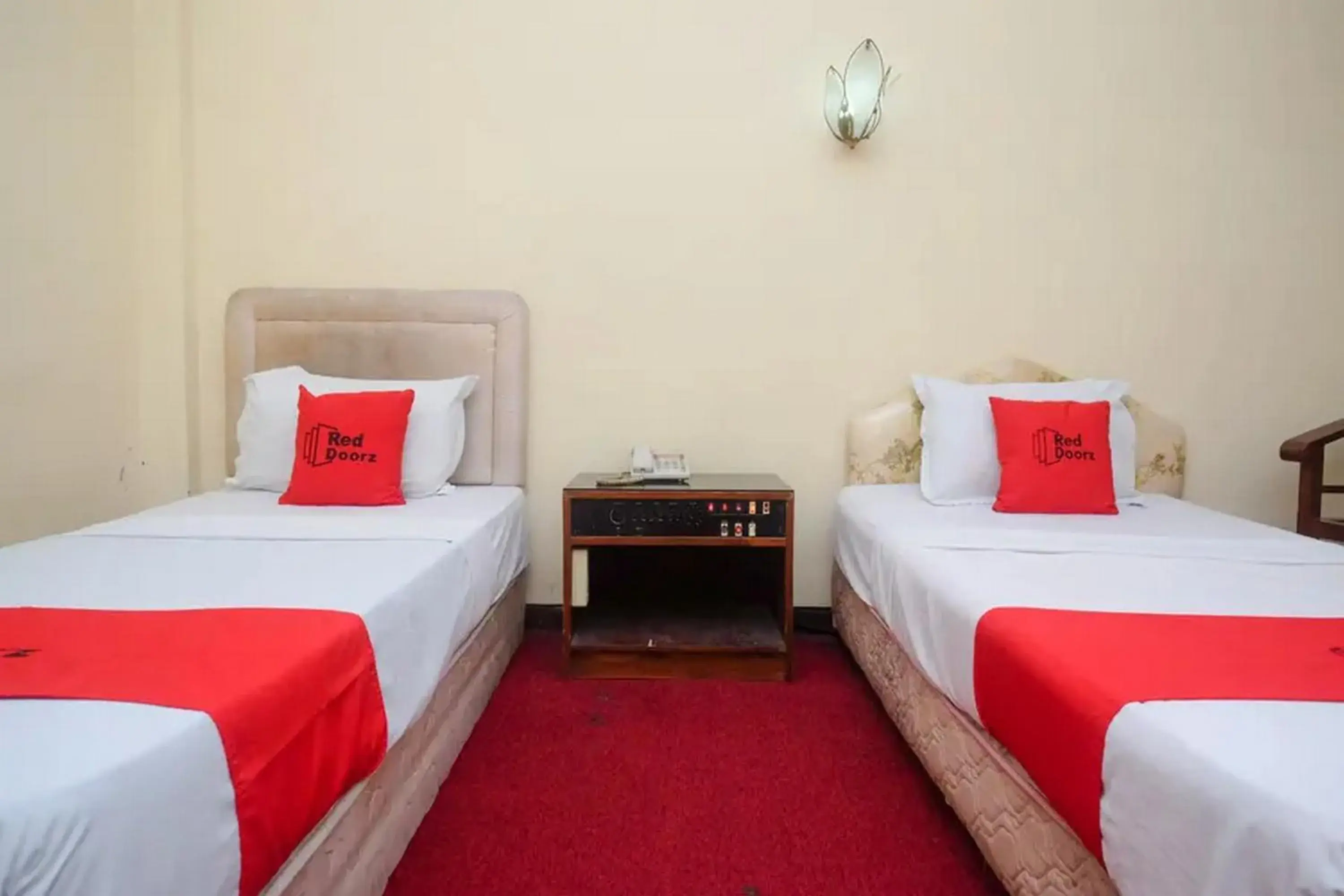 Deluxe Twin Room in RedDoorz Plus @ Laweyan Deluxe Twin Room in RedDoorz Plus @ Laweyan
