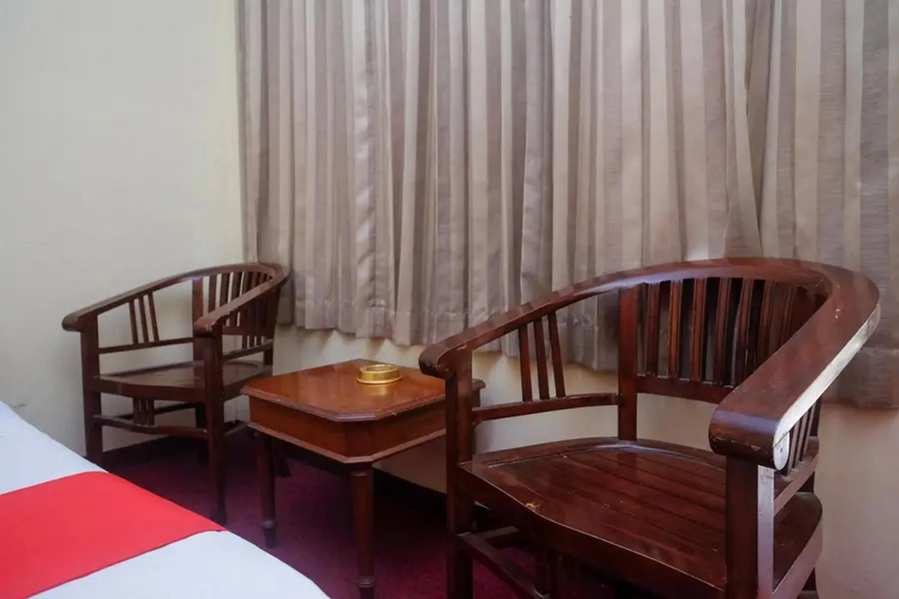 Seating area, Bed in RedDoorz Plus @ Laweyan