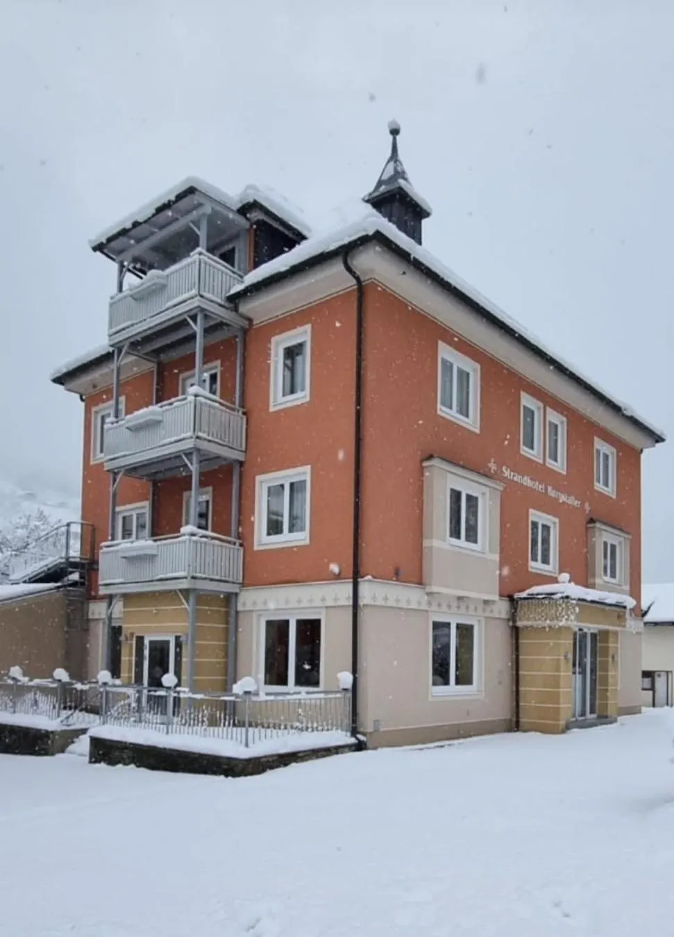 Property building in Strandhotel Burgstaller