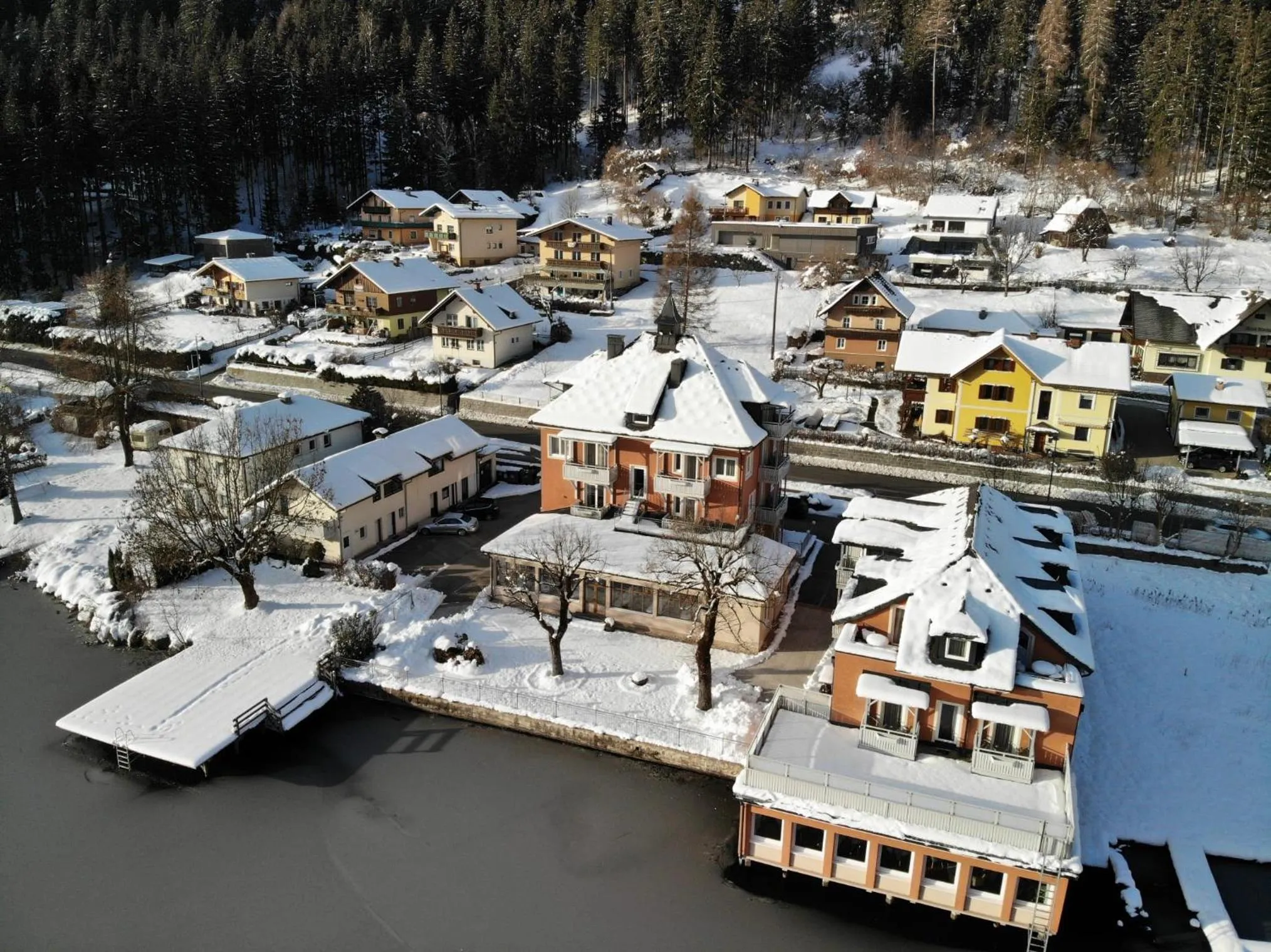 Property building in Strandhotel Burgstaller