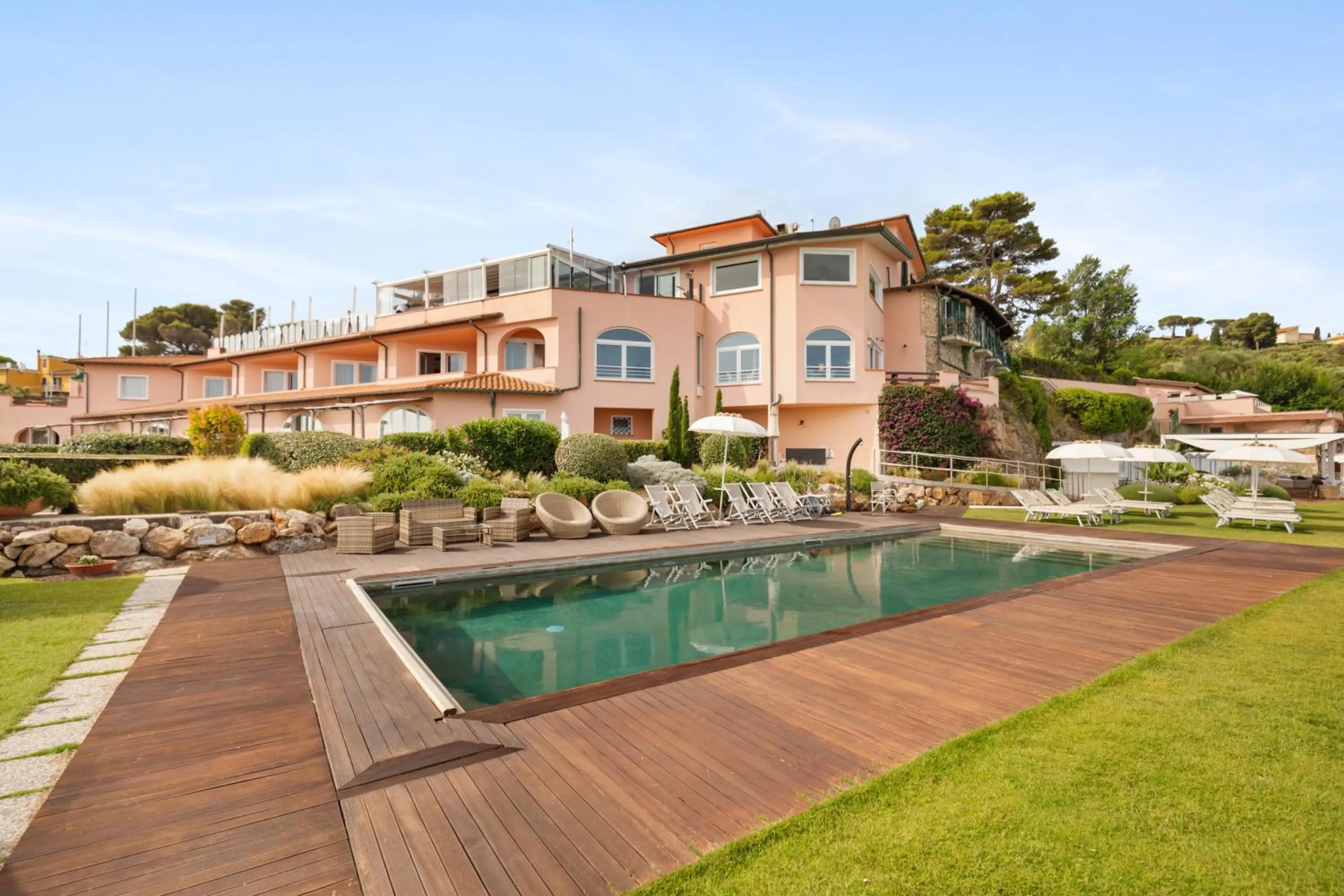 Pool view in Hotel Villa Domizia
