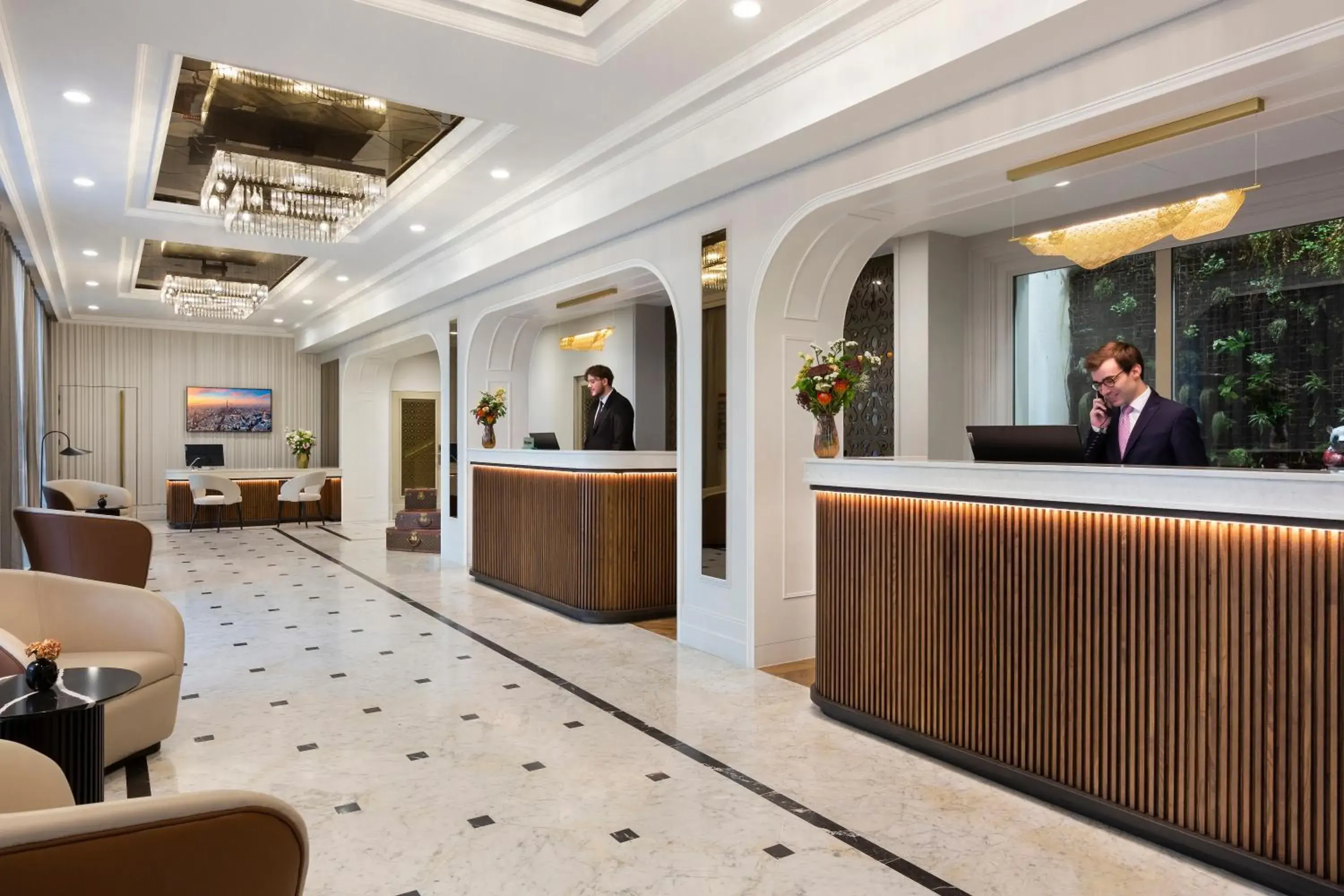 La Clef Tour Eiffel Paris by The Crest Collection La Clef Tour Eiffel Paris by The Crest Collection