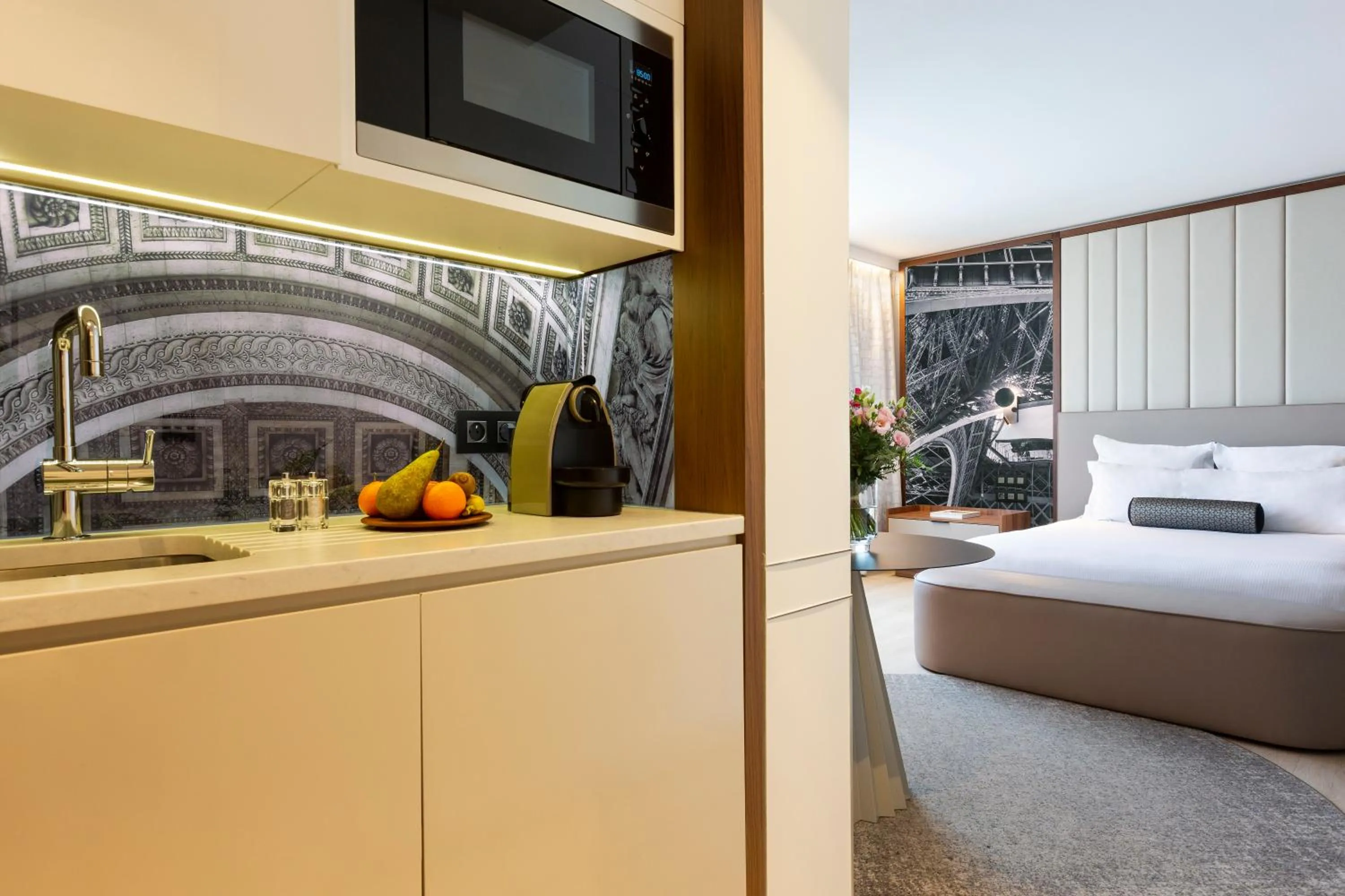 Kitchen or kitchenette, Bed in La Clef Tour Eiffel Paris by The Crest Collection