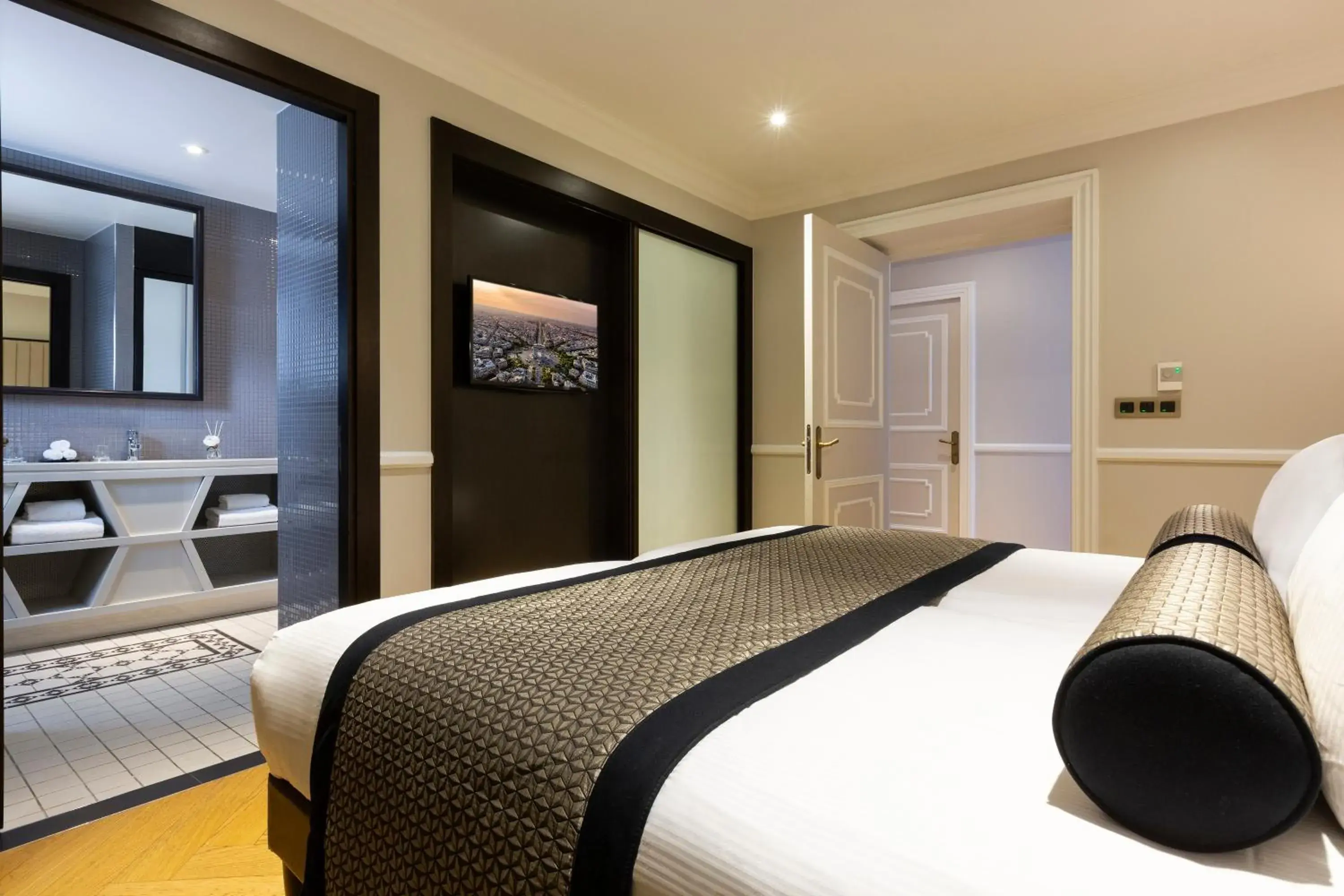 Bed in La Clef Tour Eiffel Paris by The Crest Collection Bed in La Clef Tour Eiffel Paris by The Crest Collection