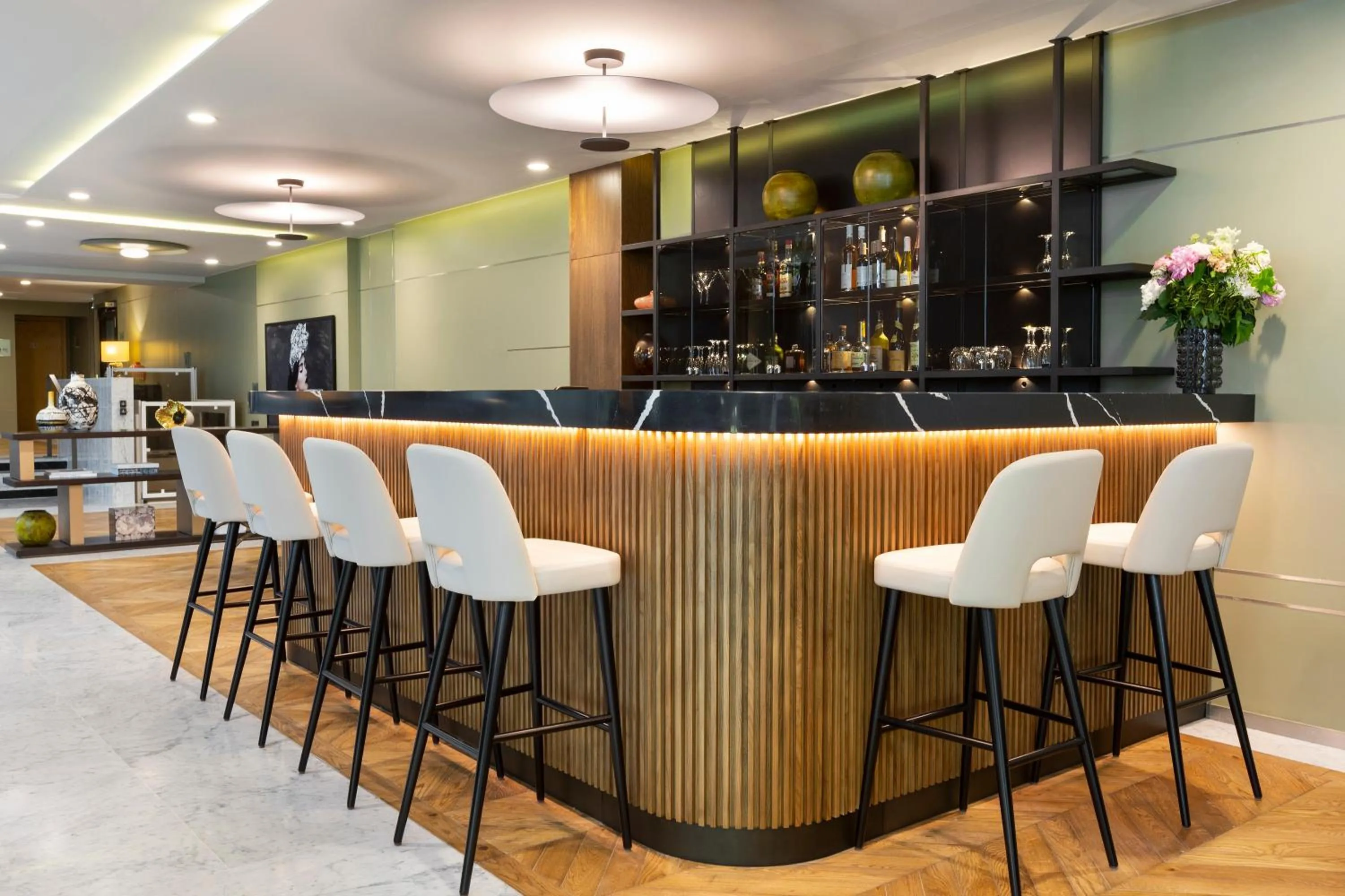 Lounge or bar in La Clef Tour Eiffel Paris by The Crest Collection