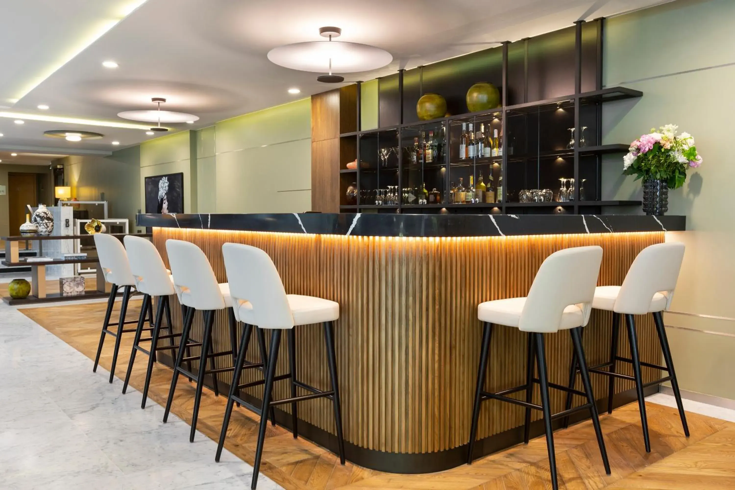 Lounge or bar in La Clef Tour Eiffel Paris by The Crest Collection Lounge or bar in La Clef Tour Eiffel Paris by The Crest Collection