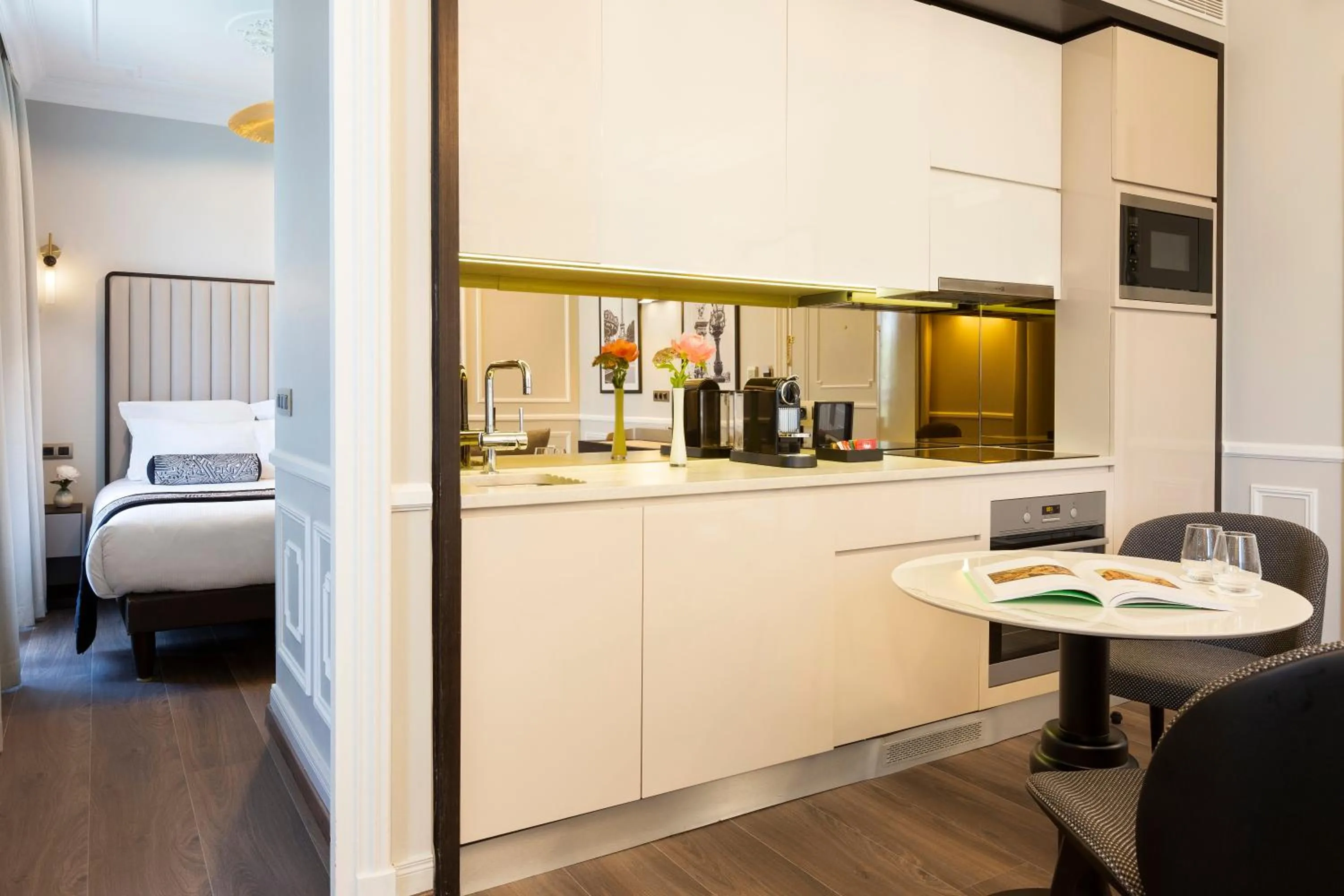 Kitchen or kitchenette, Bed in La Clef Tour Eiffel Paris by The Crest Collection