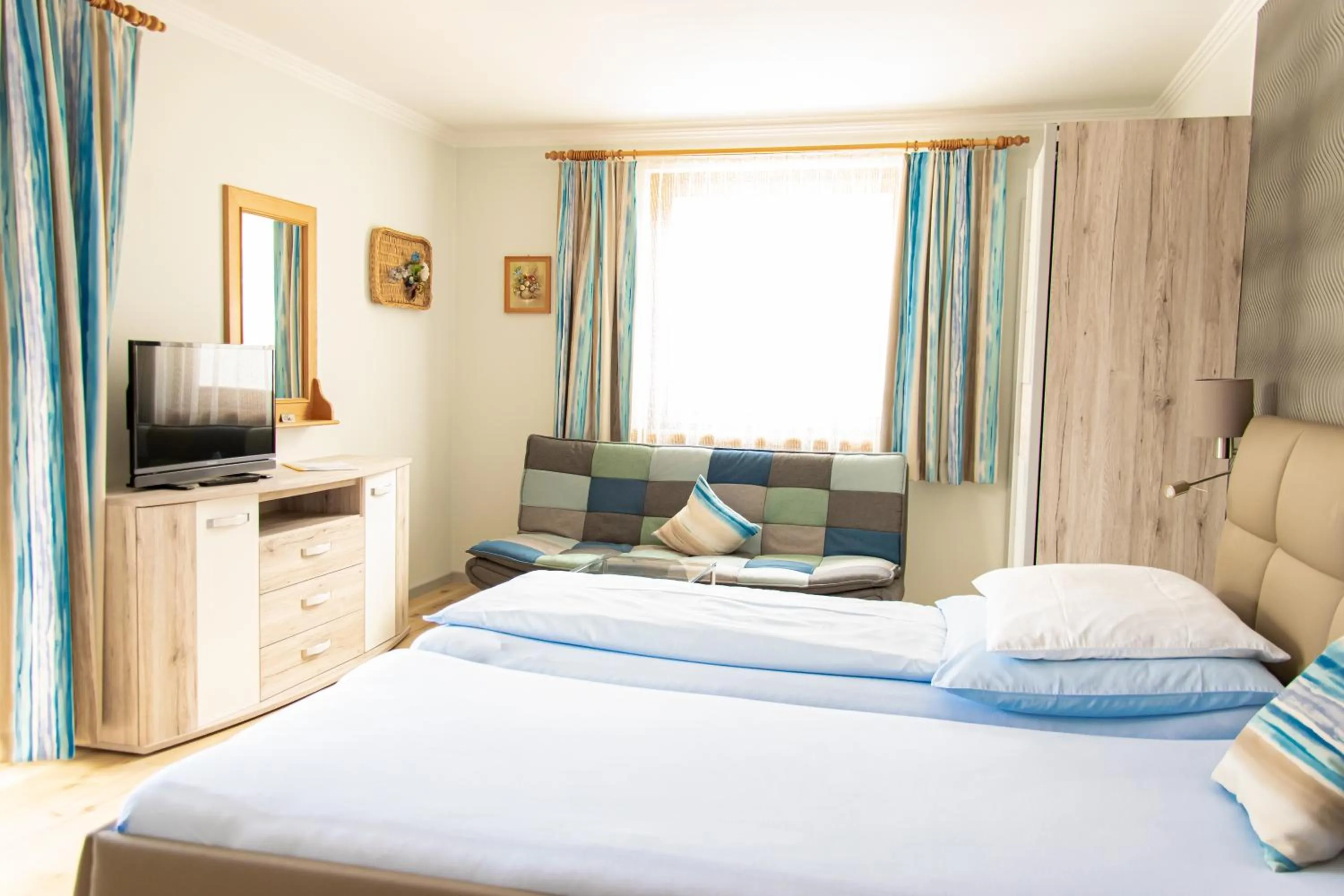 Seating area, Bed in Hotel Burgstallerhof