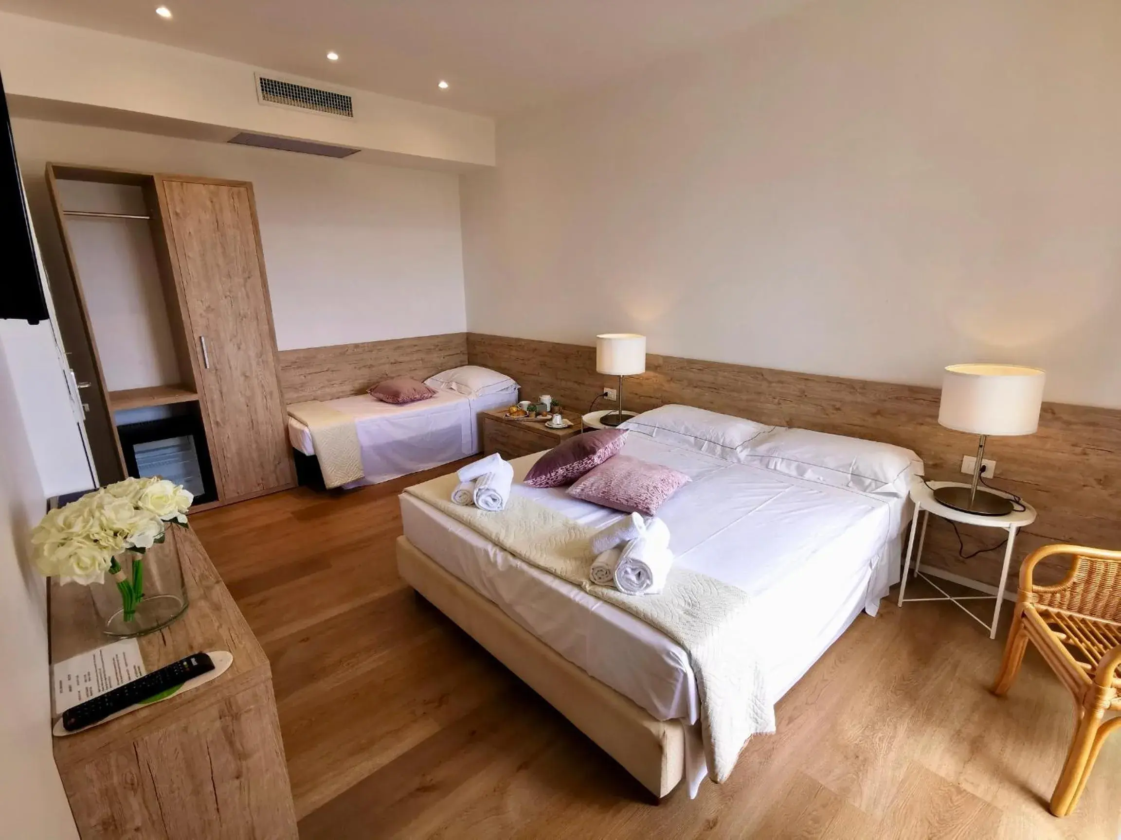 Triple Room with Sea View in Hotel Onda Marina Triple Room with Sea View in Hotel Onda Marina