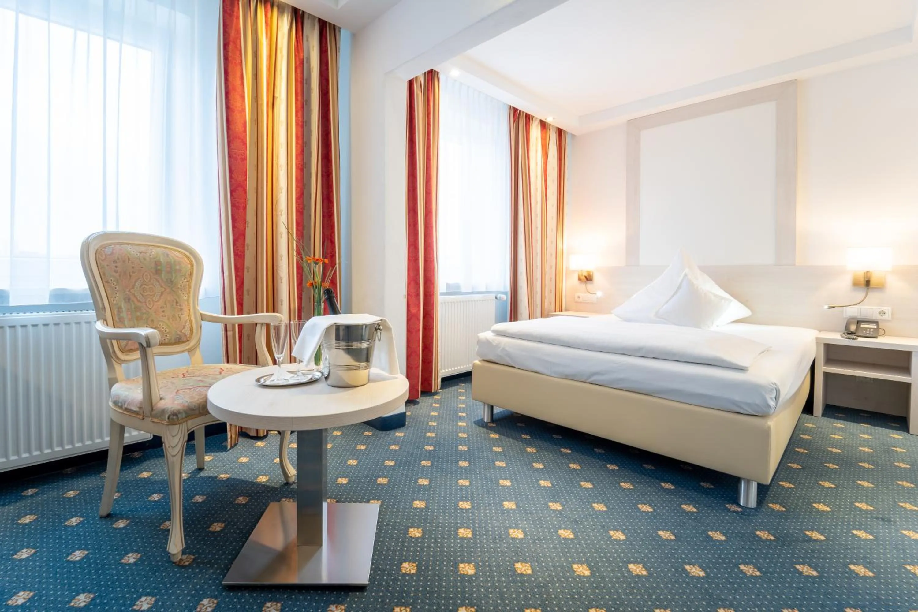 Photo of the whole room, Bed in Hotel St Georg - Regensburg