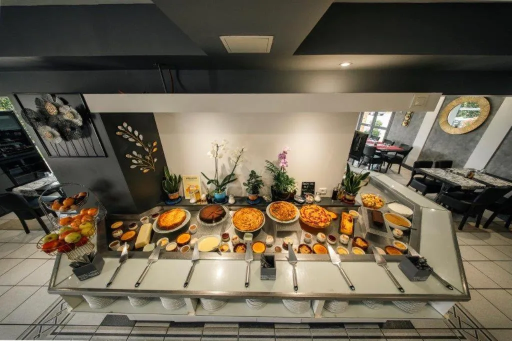 Breakfast in Brit Hotel La Bonne Etape