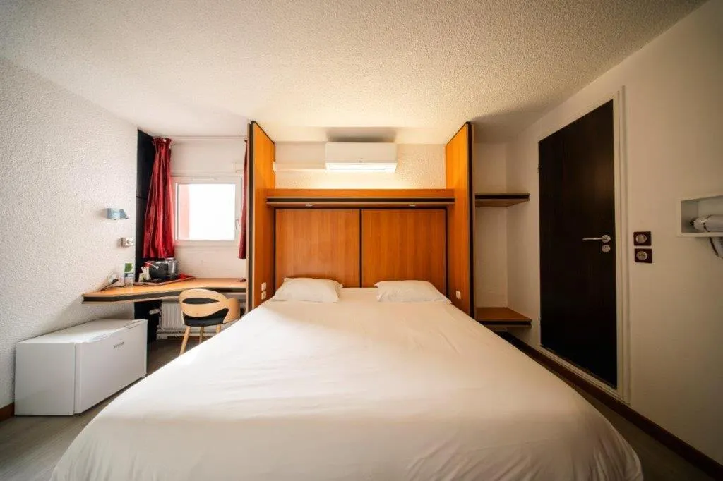 Photo of the whole room, Bed in Brit Hotel La Bonne Etape