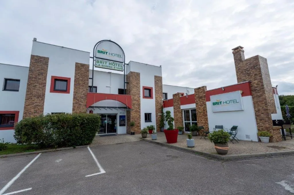 Facade/entrance in Brit Hotel La Bonne Etape