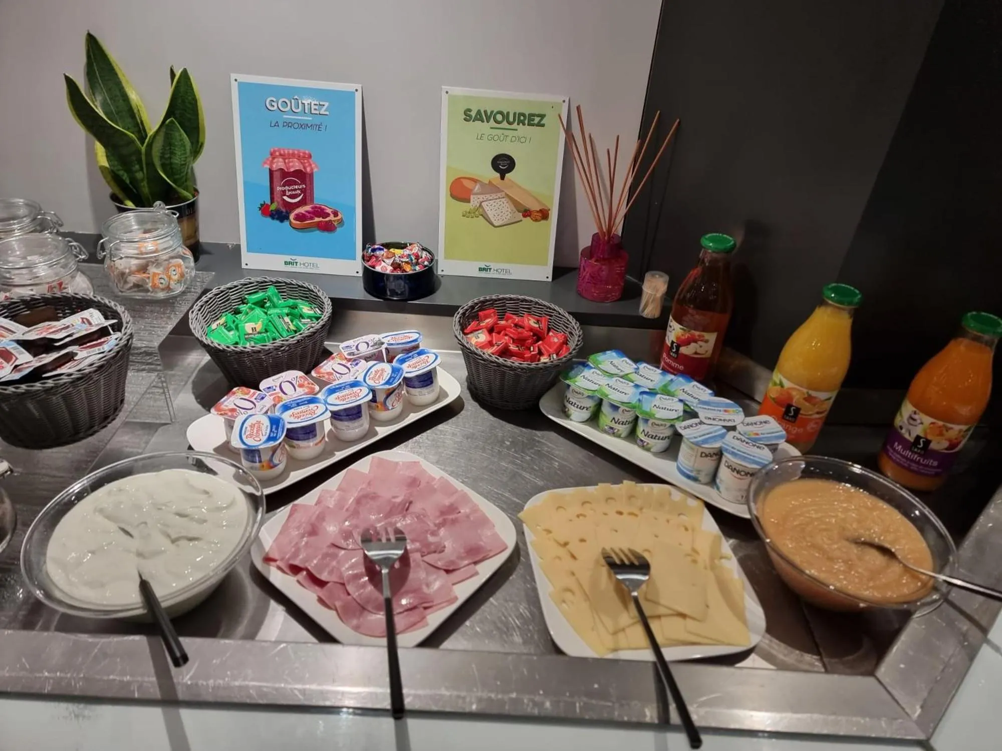 Breakfast in Brit Hotel La Bonne Etape
