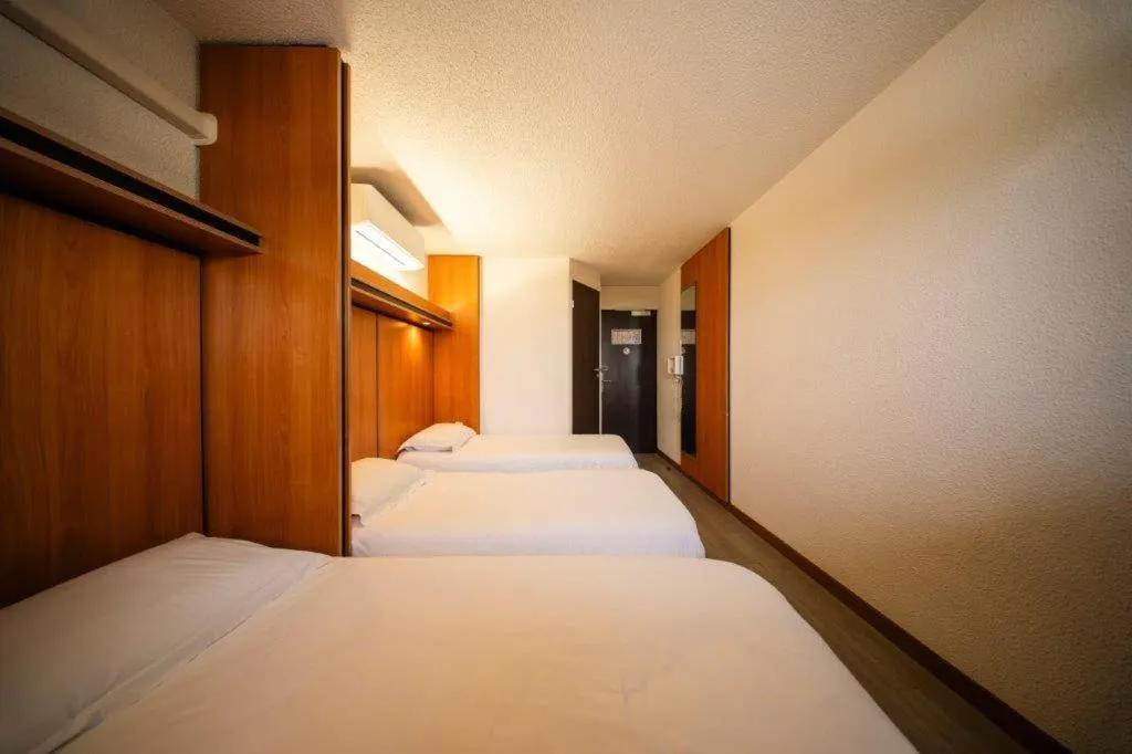 Photo of the whole room, Bed in Brit Hotel La Bonne Etape