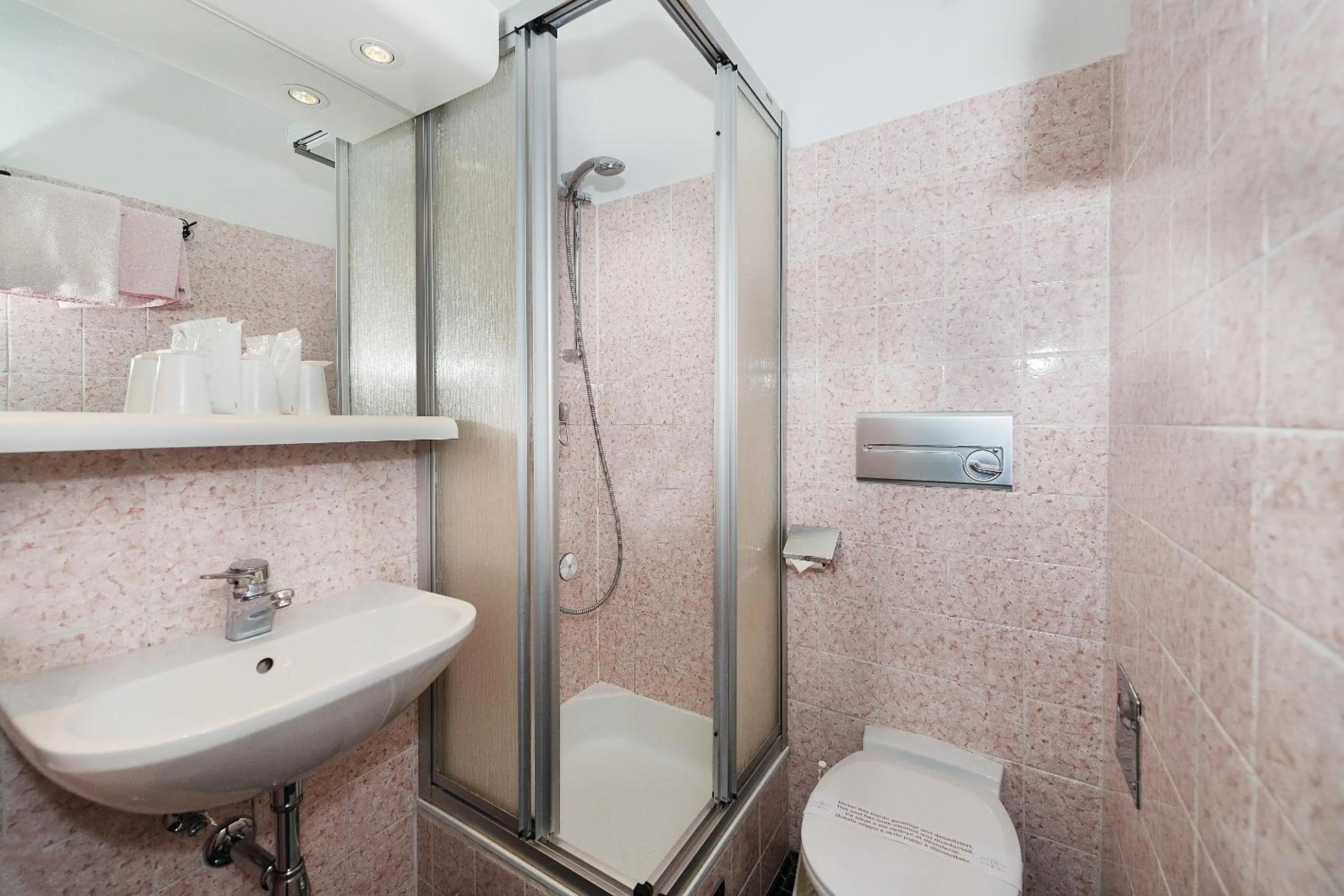 Bathroom in Pension Neuer Markt