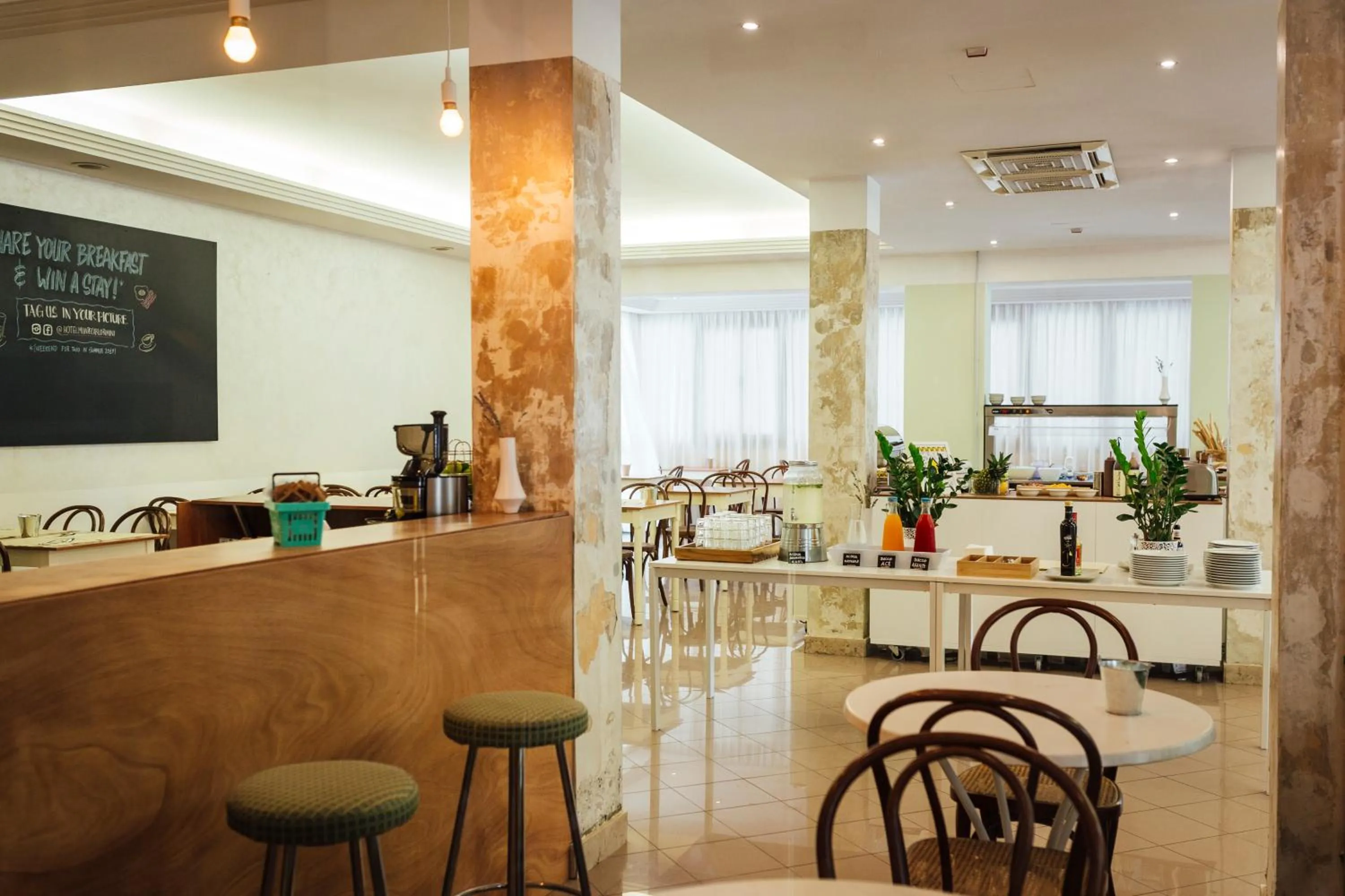 Restaurant/places to eat in Hotel Montecarlo