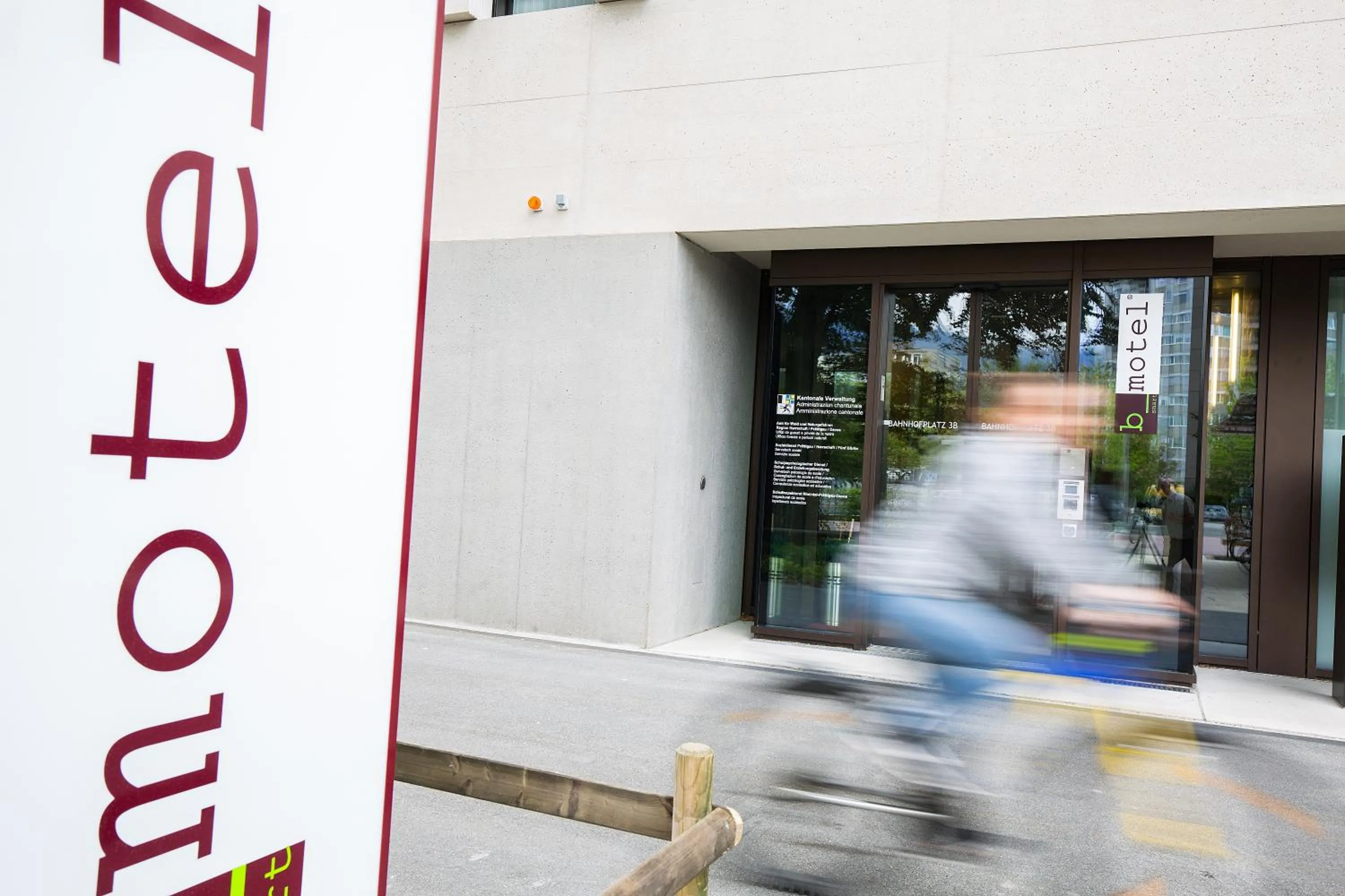 Facade/entrance in b_smart motel Landquart