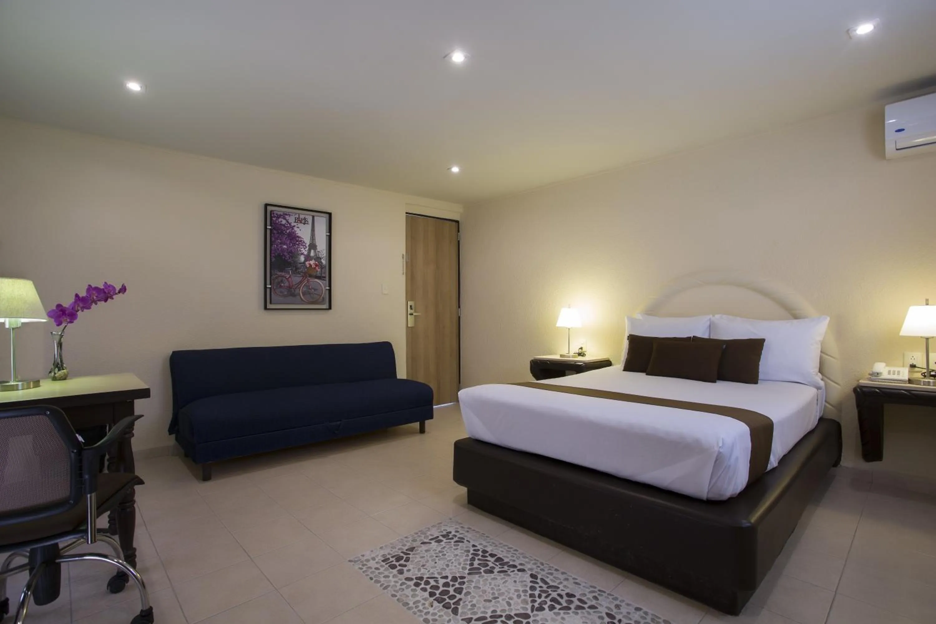 Photo of the whole room, Bed in Gamma Cuernavaca Puerta Paraiso