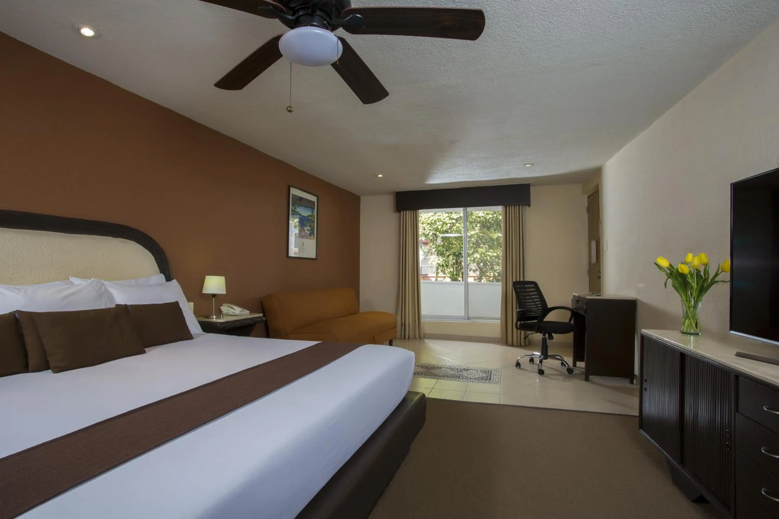 Photo of the whole room, Bed in Gamma Cuernavaca Puerta Paraiso