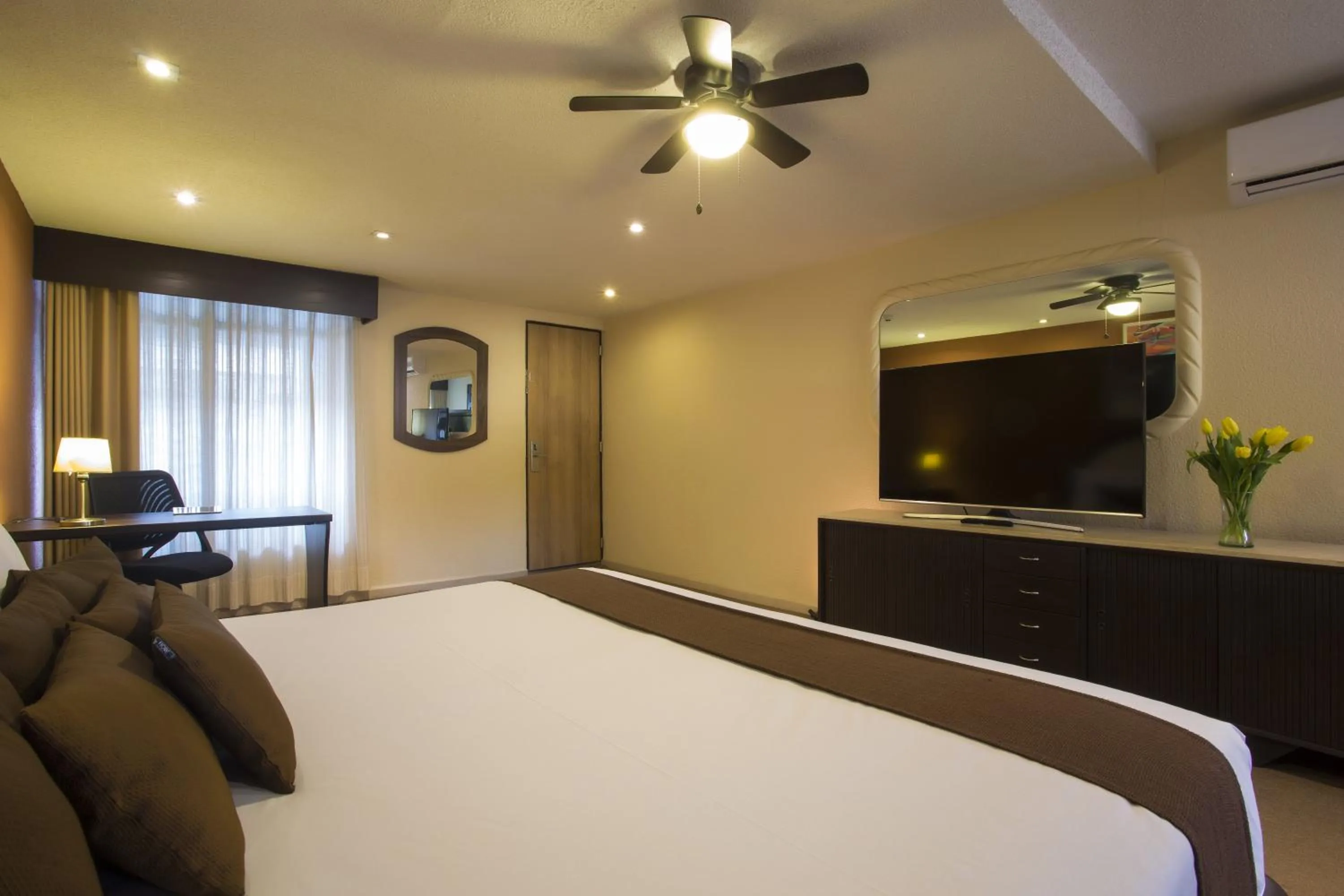 Photo of the whole room, Bed in Gamma Cuernavaca Puerta Paraiso