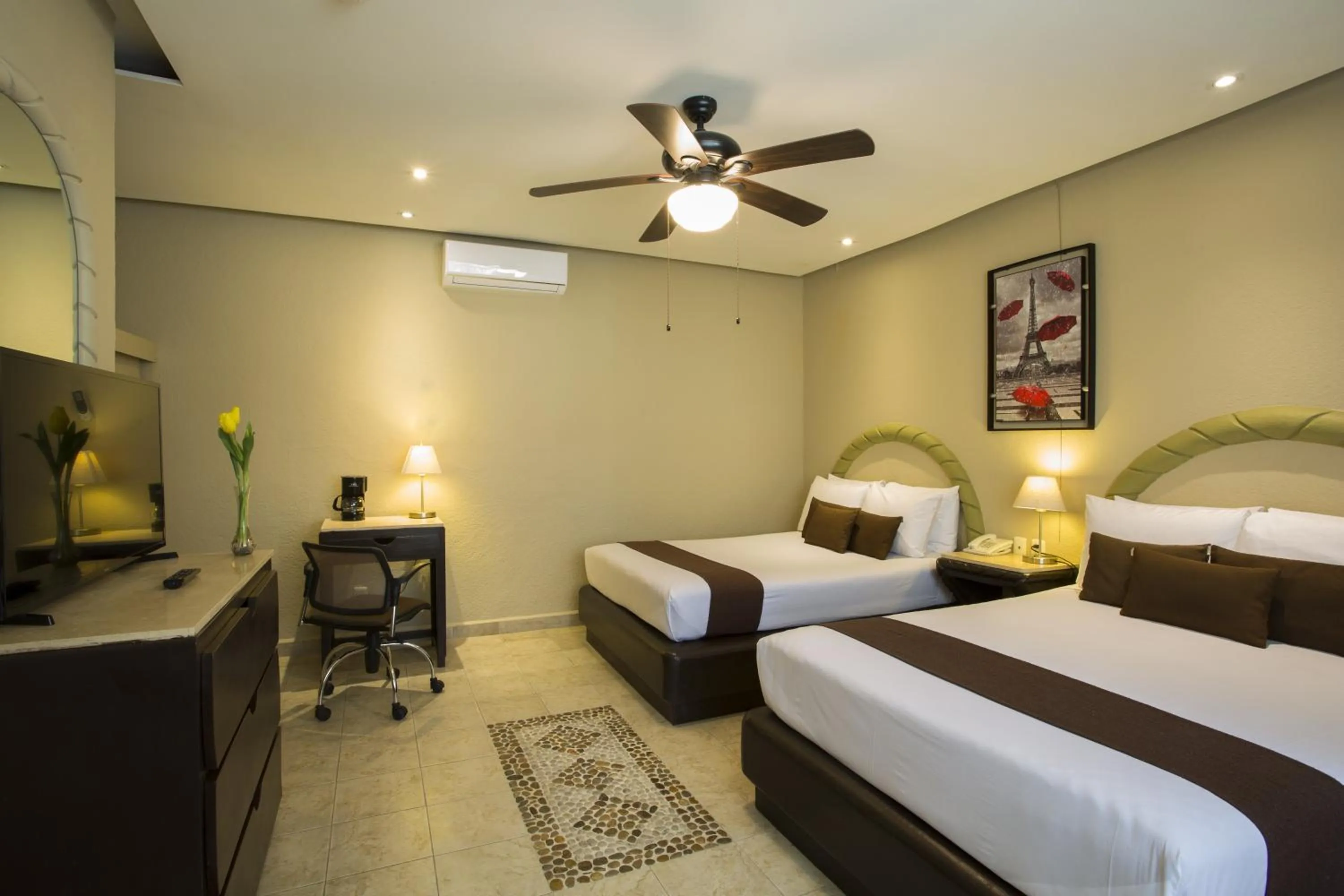 Photo of the whole room, Bed in Gamma Cuernavaca Puerta Paraiso