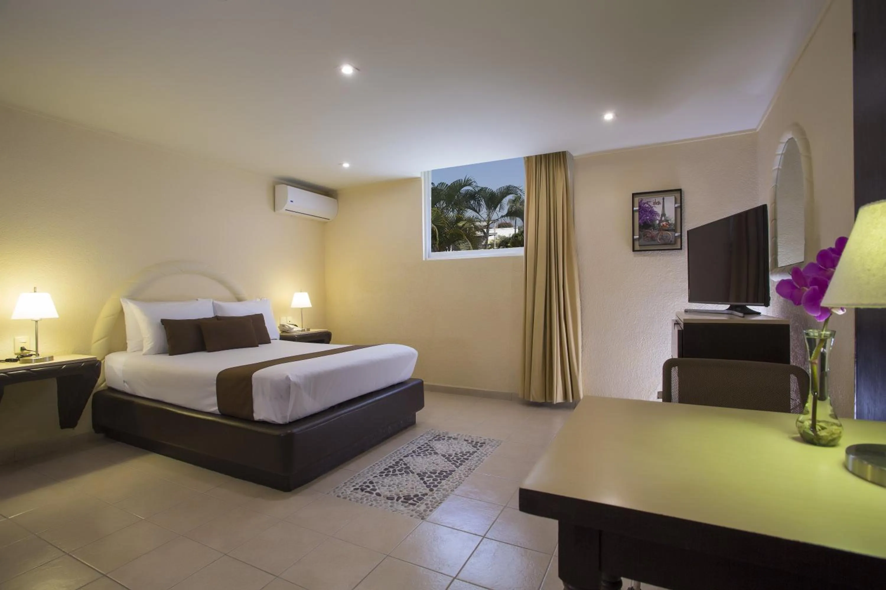 Photo of the whole room, Bed in Gamma Cuernavaca Puerta Paraiso