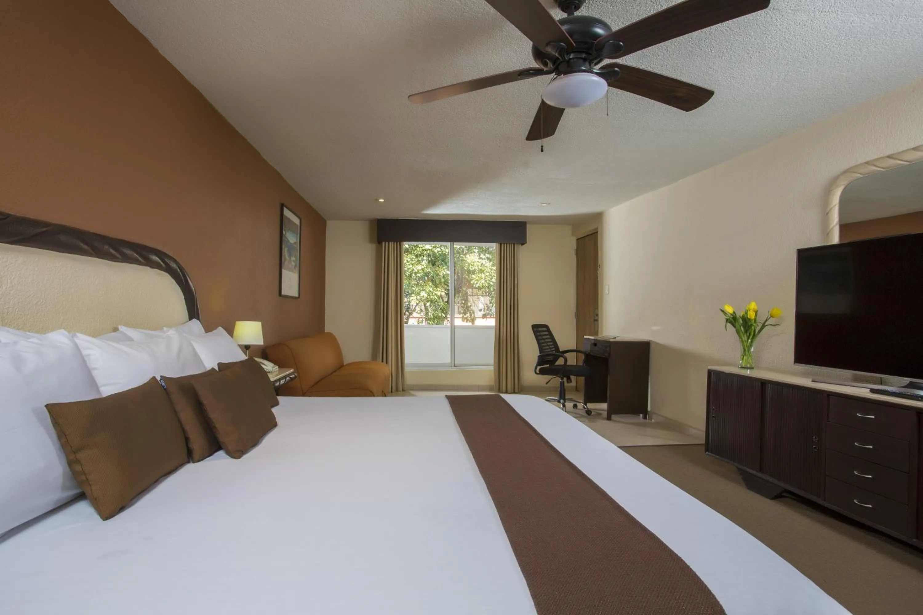 Photo of the whole room, Bed in Gamma Cuernavaca Puerta Paraiso