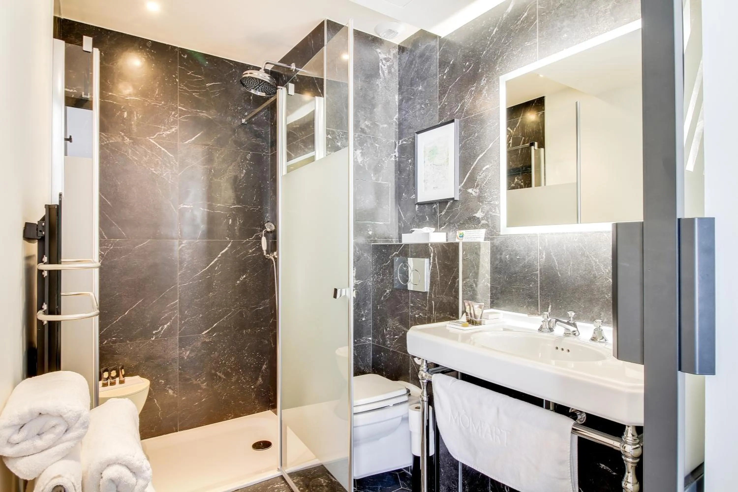 Bathroom in Mom'Art Hotel