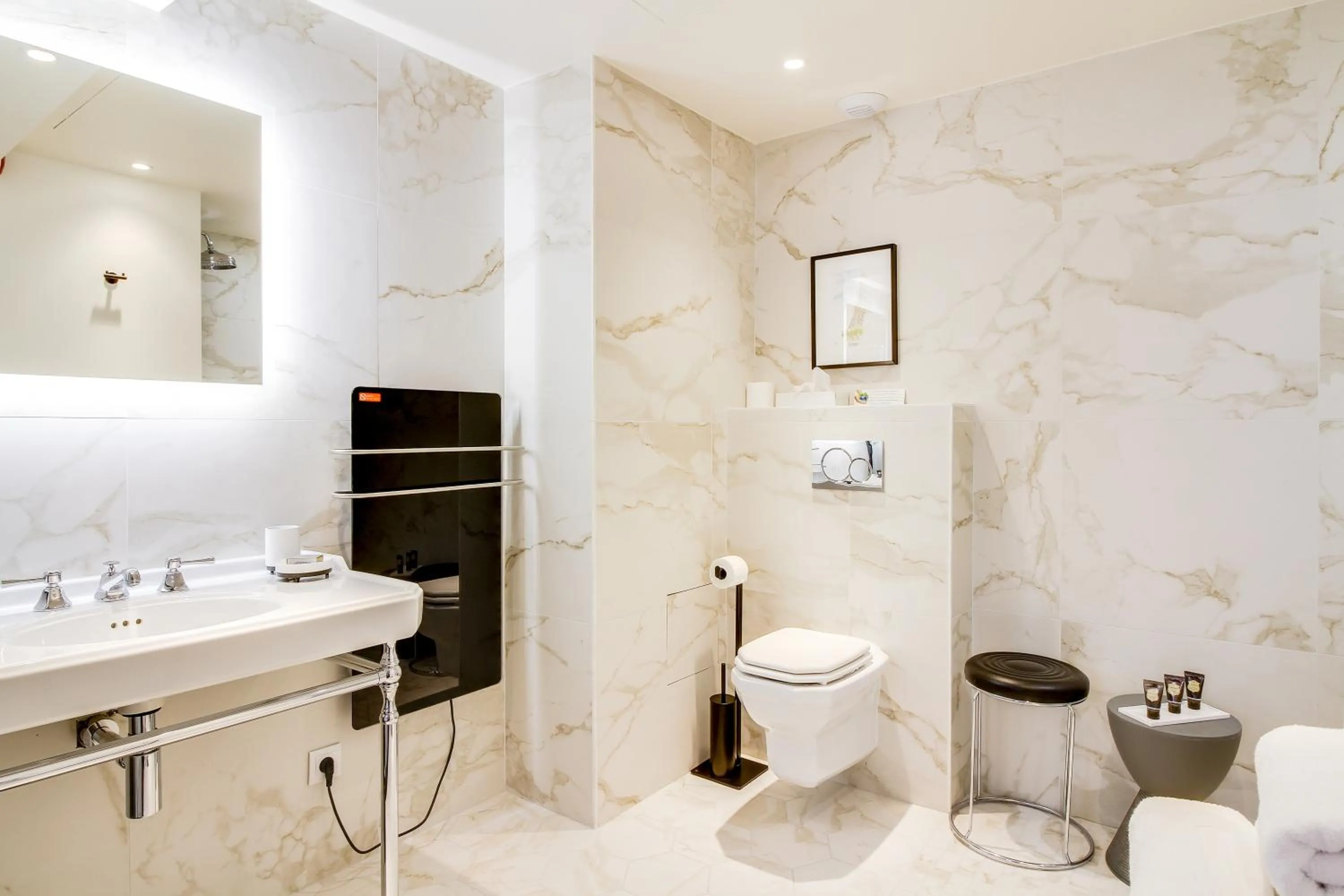 Bathroom in Mom'Art Hotel