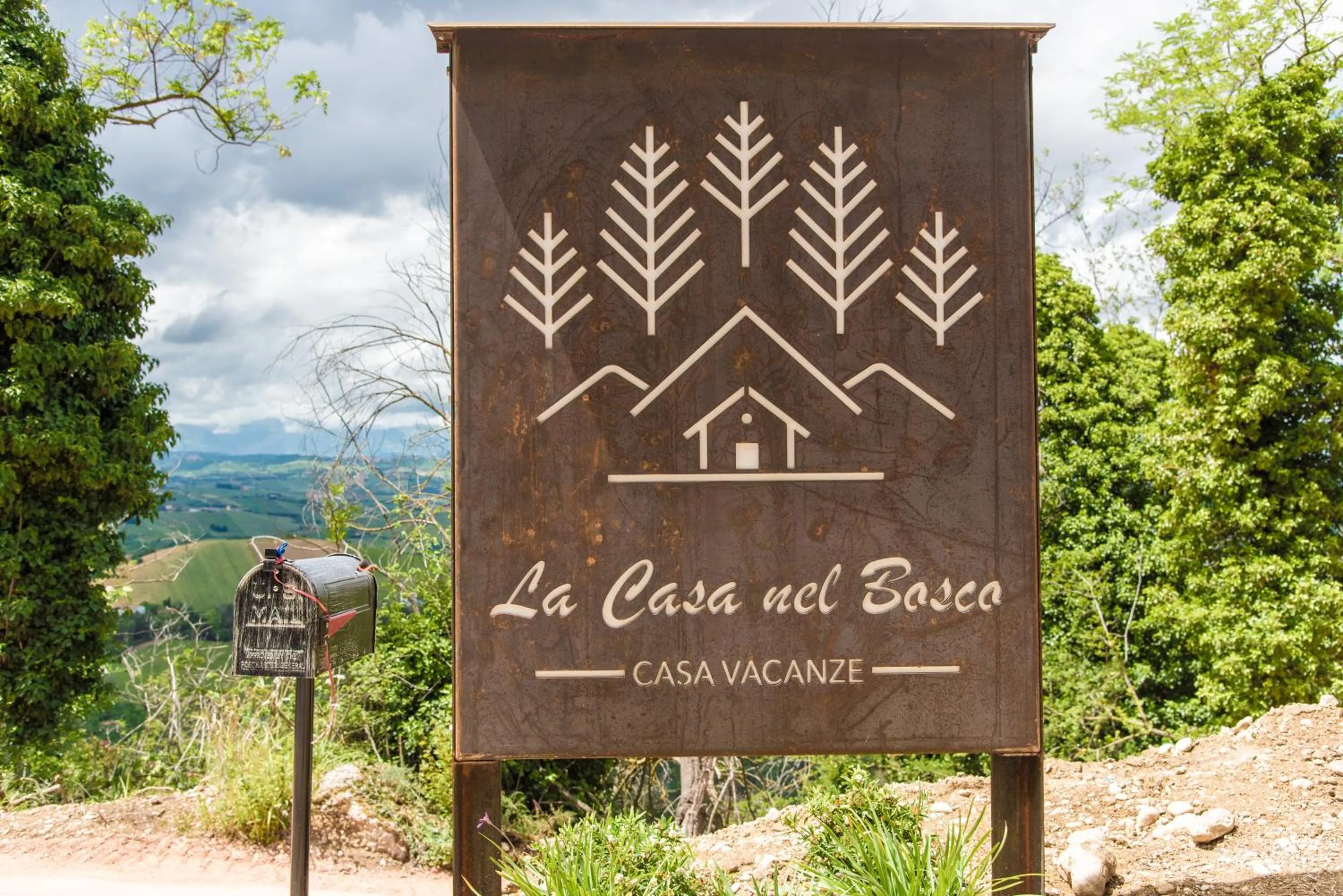 Property logo or sign in La Casa Nel Bosco