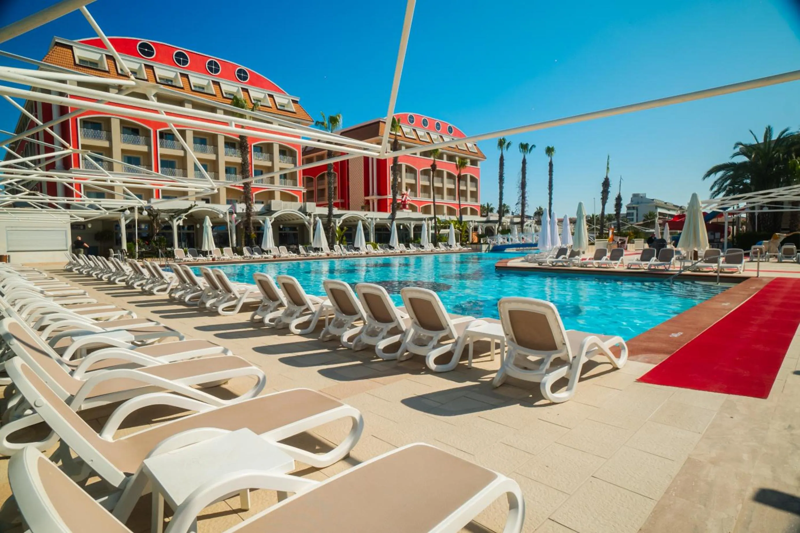 Swimming pool in Orange County Belek