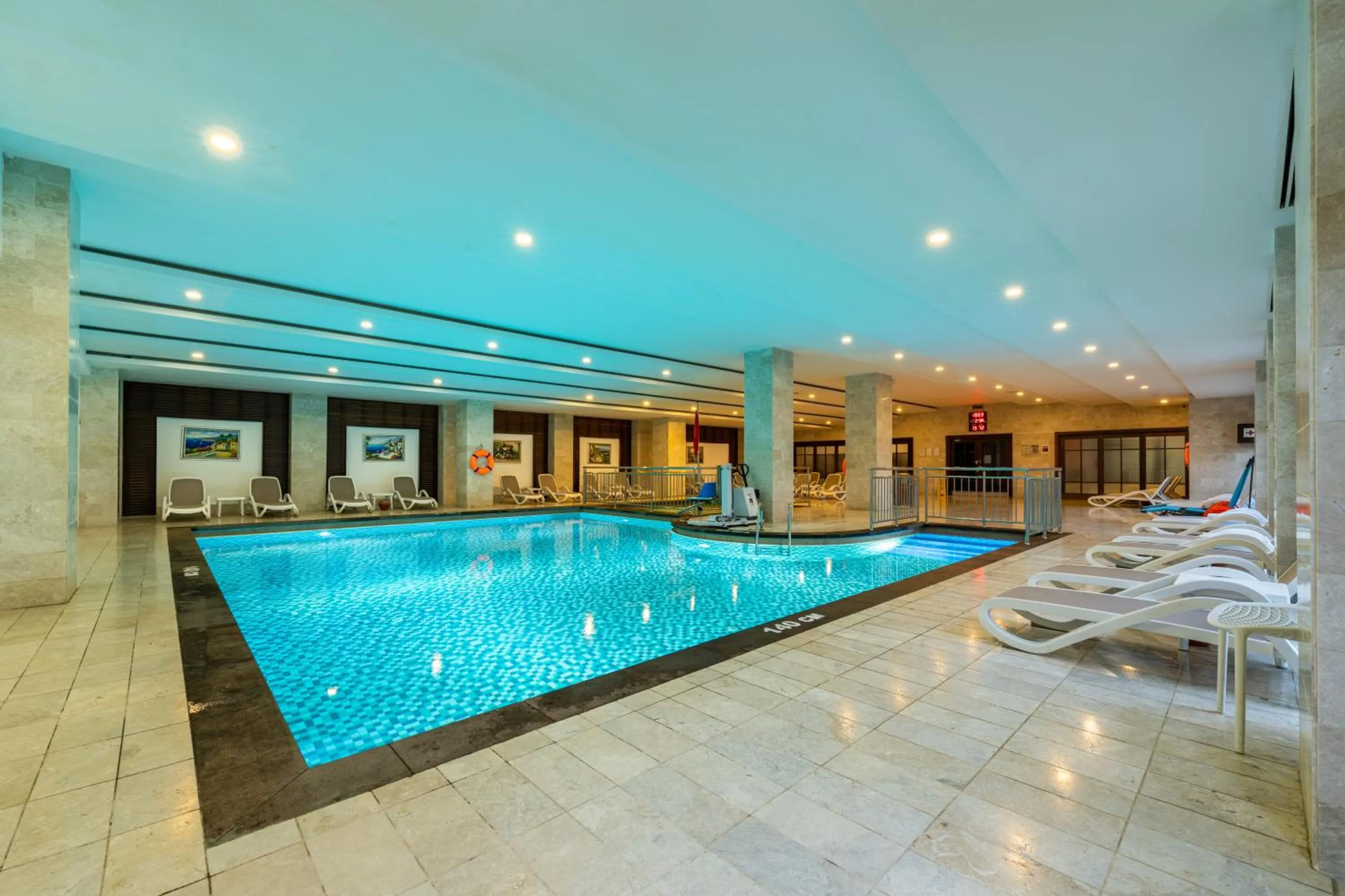 Swimming pool in Orange County Belek