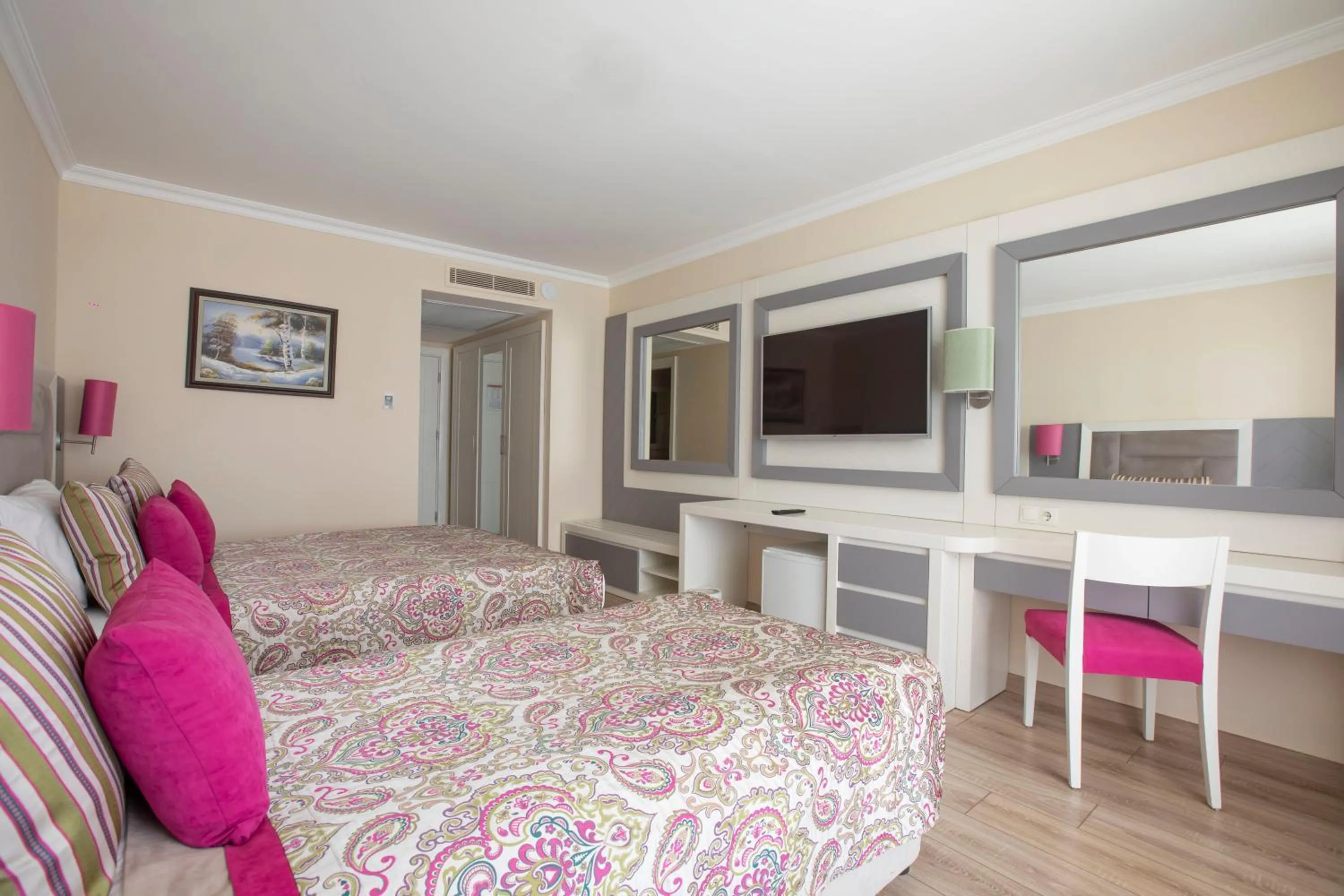 Photo of the whole room, Bed in Orange County Belek